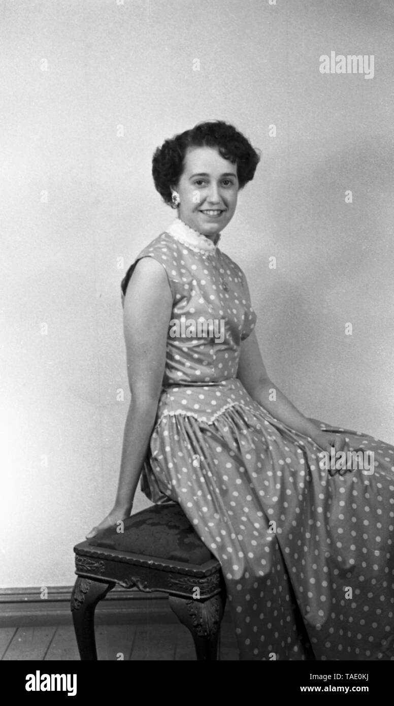 Studio Porträt einer jungen Frau in einer Polka Dot dress c 1950 Foto von Tony Henshaw Stockfoto