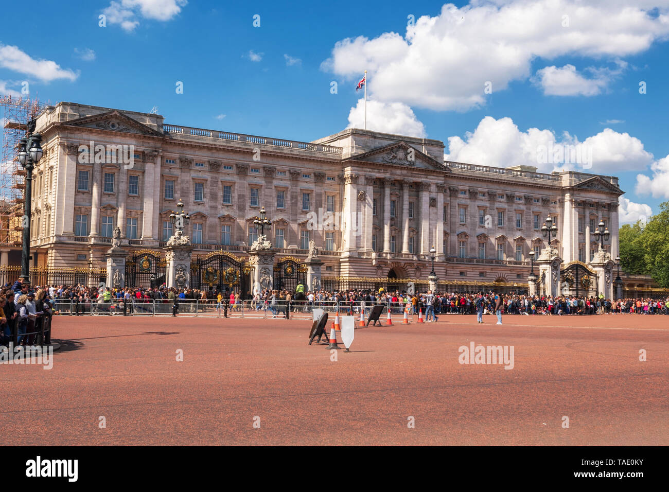 London, Großbritannien, 12. Mai 2019: Menschenmassen versammeln sich außerhalb der Buckingham Palace für die Wachablösung Zeremonie beobachten. Stockfoto