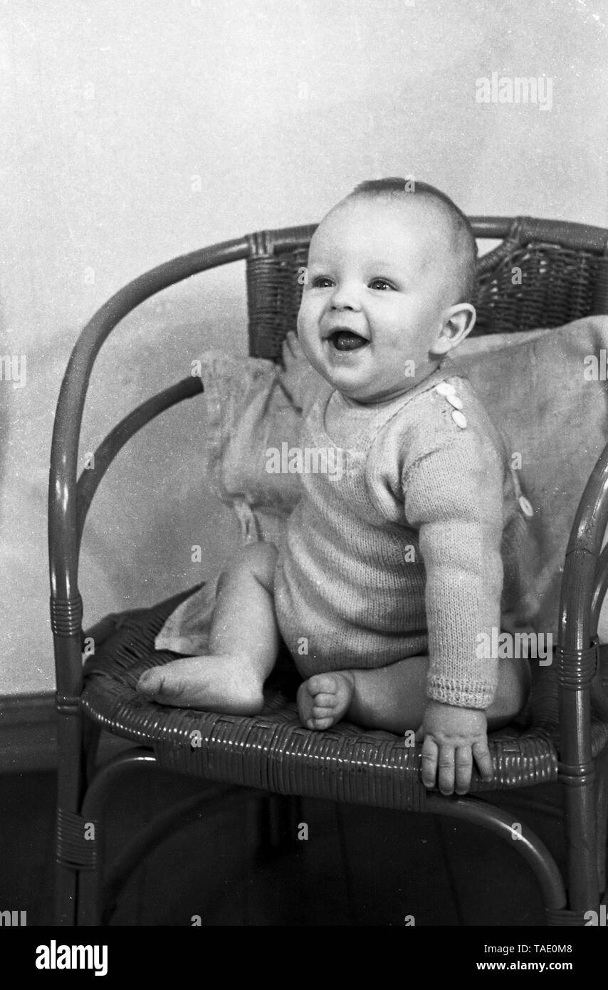 Studio Portrait Of Happy Baby c 1950 Foto von Tony Henshaw Stockfoto