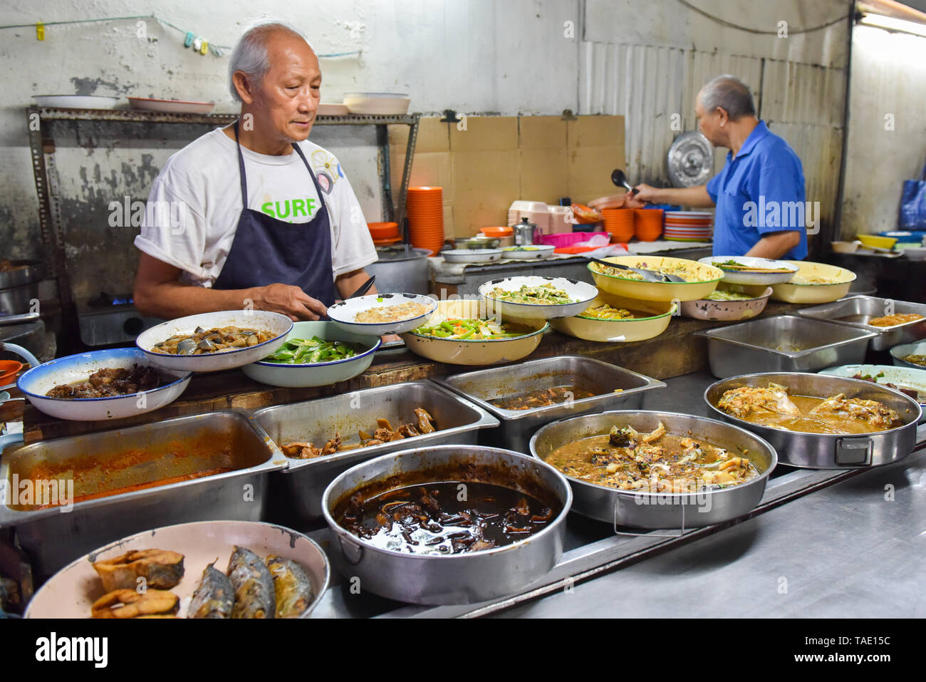 Ältere Menschen kochen in der Garküche, Chinatown, Kuala Lumpur Stockfoto