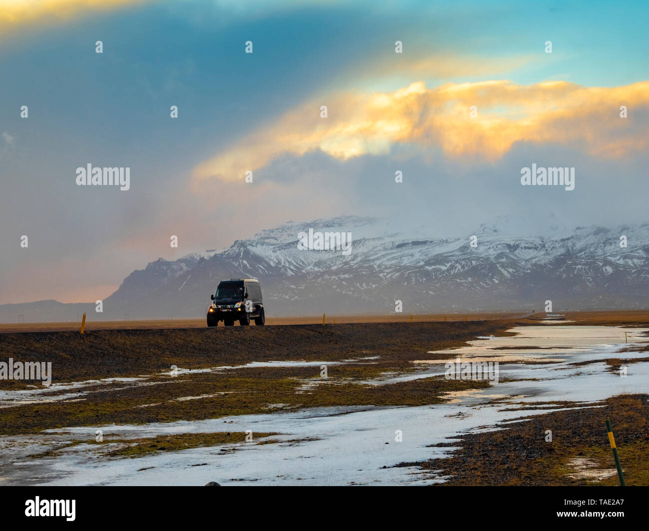 Island, Off Road Fahrzeug auf Landstraße Stockfoto