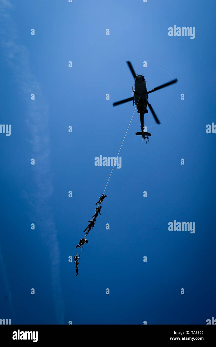 Us-Marines mit Marine Light Attack Helicopter Squadron 167 und die Französische Marine mit 3. Marine Artillerie Regiment führen spezielle Patrol insertion und Extraktion Training als Teil der Burmesischen Chase in Camp Lejeune, N.C., 17. Mai 2019. Die burmesische Chase ist eine jährliche US-led multi-laterale Bewegung, die Schulung auf Schnell roping, Naval, Schießereien und Fallschirm Beschäftigung mit teilnehmenden NATO-Verbündeten. Die Übung hilft stärken die Sicherheit der alliierten Nationen sowie verstärkt gemeinsame Interoperabilität zwischen NATO-Mitgliedern. (U.S. Marine Corps Foto von Cpl. Austin Livingston) Stockfoto