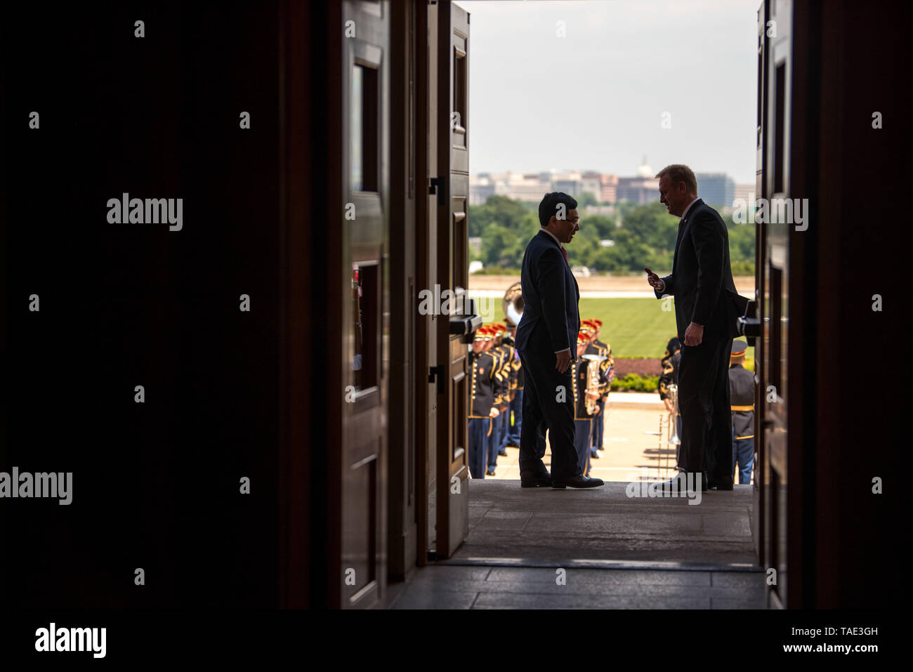 Die US-Verteidigungsminister Patrick M. Shanahan trifft sich mit Vietnams Stellvertretender Ministerpräsident und Außenminister Pham Binh Minh im Pentagon, Washington, D.C., 23. Mai 2019. (DoD Foto von U.S. Army Sgt. Amber I. Smith) Stockfoto
