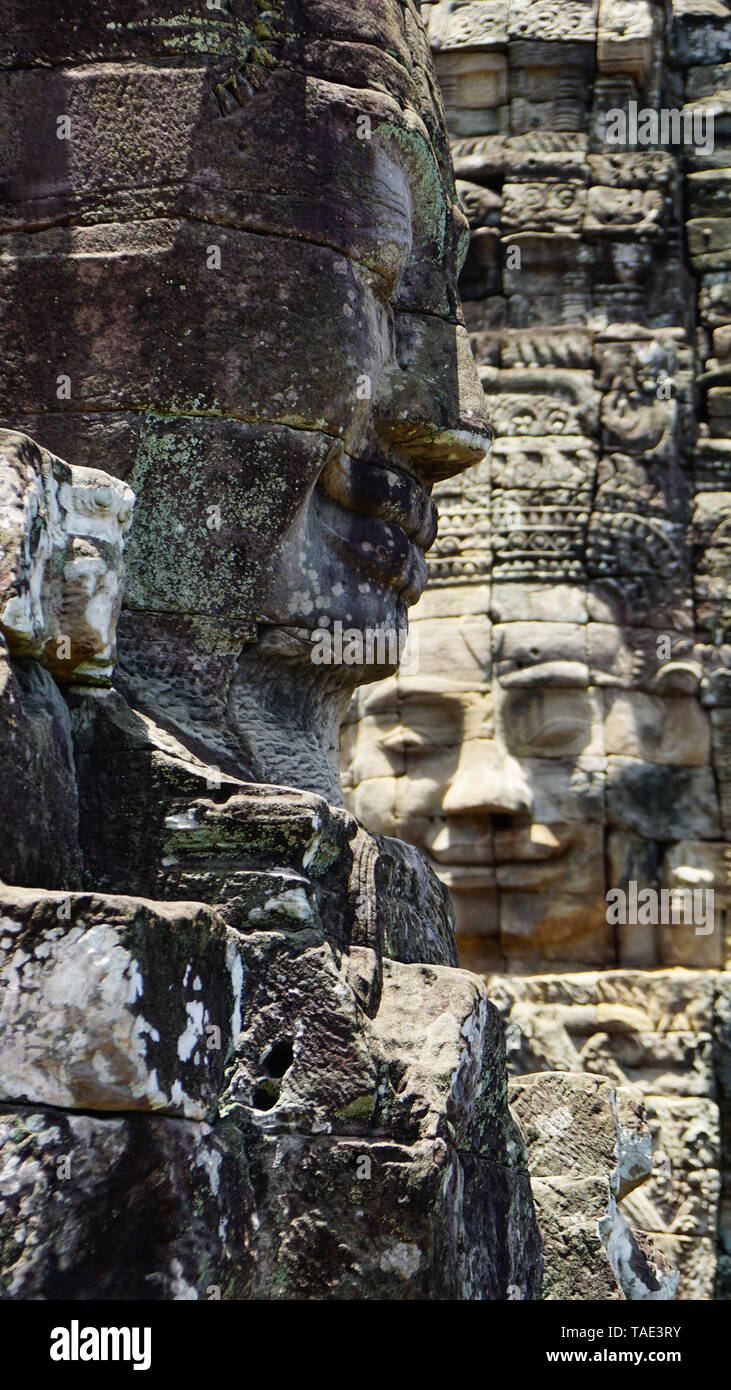 Ein beeindruckender Shot der zerstörten alten Gesichter überlappen an die Türme des Bayon Tempel, Angkor Wat, Siem Reap, Kambodscha entfernt. Stockfoto