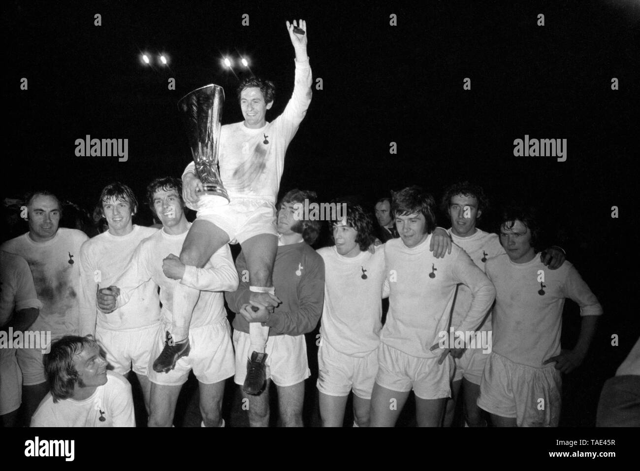 Foto vom 17-05-1972 von Tottenham Hotspur Kapitän Alan Mullery hält auf den UEFA-Pokal, als er von seinem Jubelnden Teamkollegen geleitet wird: (L-R) Alan Gilzean, Phil Beal (unten), Martin Peters, Mike England, Mullery, Pat Jennings, Joe Kinnear, Cyril Knowles, Martin Chivers, Steve Perryman. Stockfoto