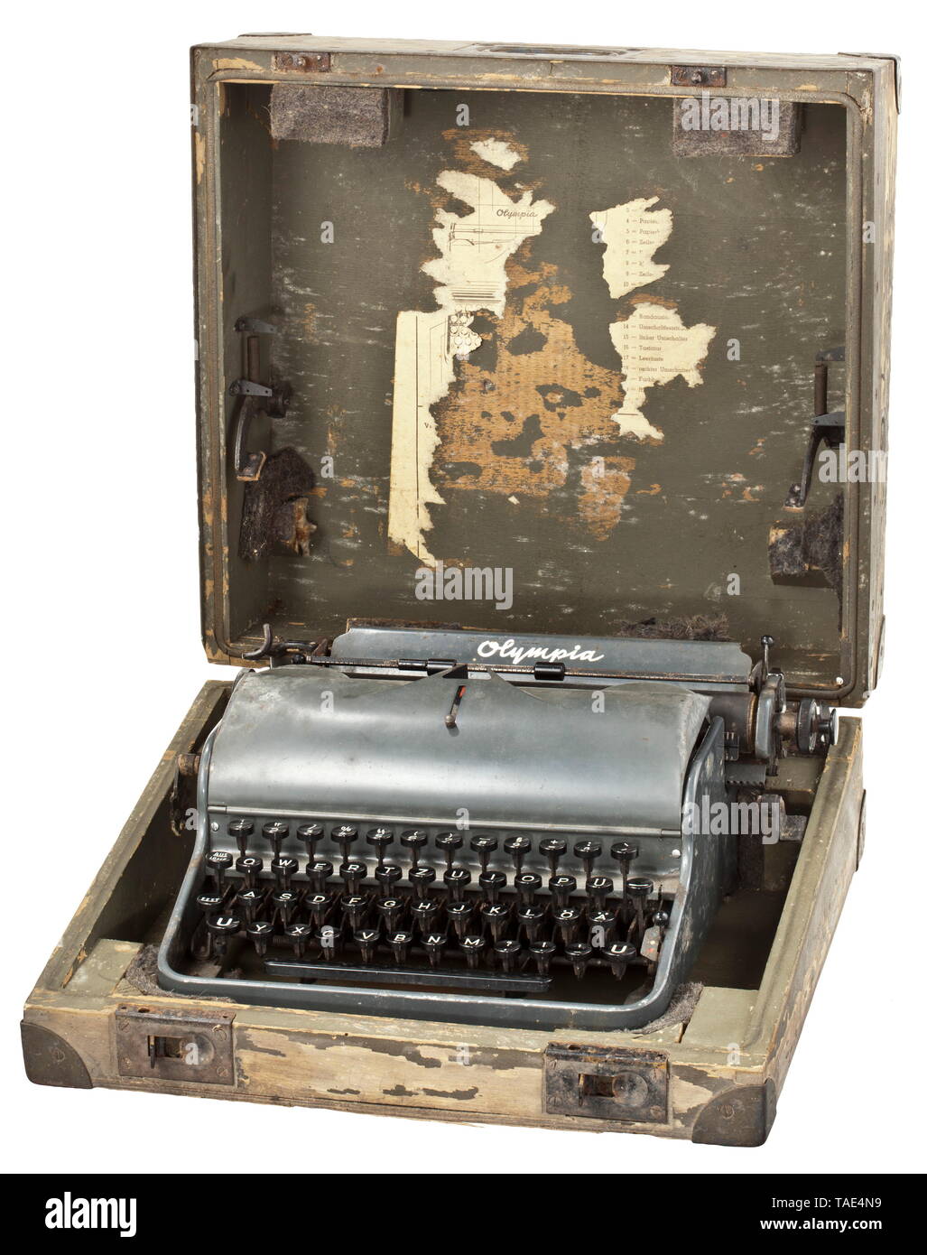 Eine SS-Schreibmaschine Olympia Robust' mit speziellen SS-Zeichen mit Feld-grau Transportkiste historischen, historische, 20. Jahrhundert, 1930S, 1940s, Waffen-SS, bewaffneten Division der SS, bewaffneten Service, Streitkräfte, NS, Nationalsozialismus, Nationalsozialismus, Drittes Reich, Deutsche Reich, Deutschland, Militär, Militaria, Utensilien, Ausrüstung, Geräte, Objekt, Objekte, Stills, Clipping, Clippings, Ausschneiden, Ausschneiden, Ausschnitten, Faschismus, faschistische, nationalsozialistische, NS, NS-Zeit, Editorial-Use - Nur Stockfoto
