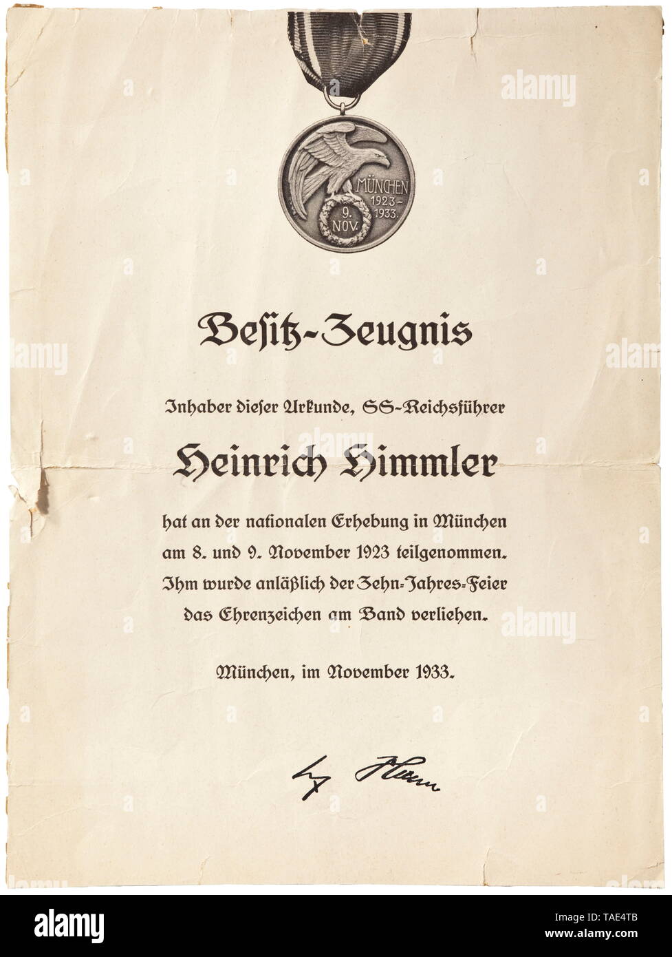 Heinrich Himmler - eine persönliche Auszeichnung Dokument für die Dekoration im Speicher vom 9. November 1923 (Blut) Dokument von cartonnage Papier, oben eine Abbildung des Blutes Um mit Band. Das Zentrum mit Text "Besitz-Zeugnis-Inhaber of this Urkunde, SS-Reichsführer Heinrich Himmler...' (Tr. "Besitz Zertifizierung - Träger dieses Dokument, SS-Reichsführer Heinrich Himmler ...'), November 1933 in München ausgestellt. Unten ist das faksimile Unterschrift von Adolf Hitler. Zentrale Falzmarken sowie edge Risse und Flecken, die Rückseite mit Papier bleibt von einer früheren, Editorial-Use - Nur Stockfoto