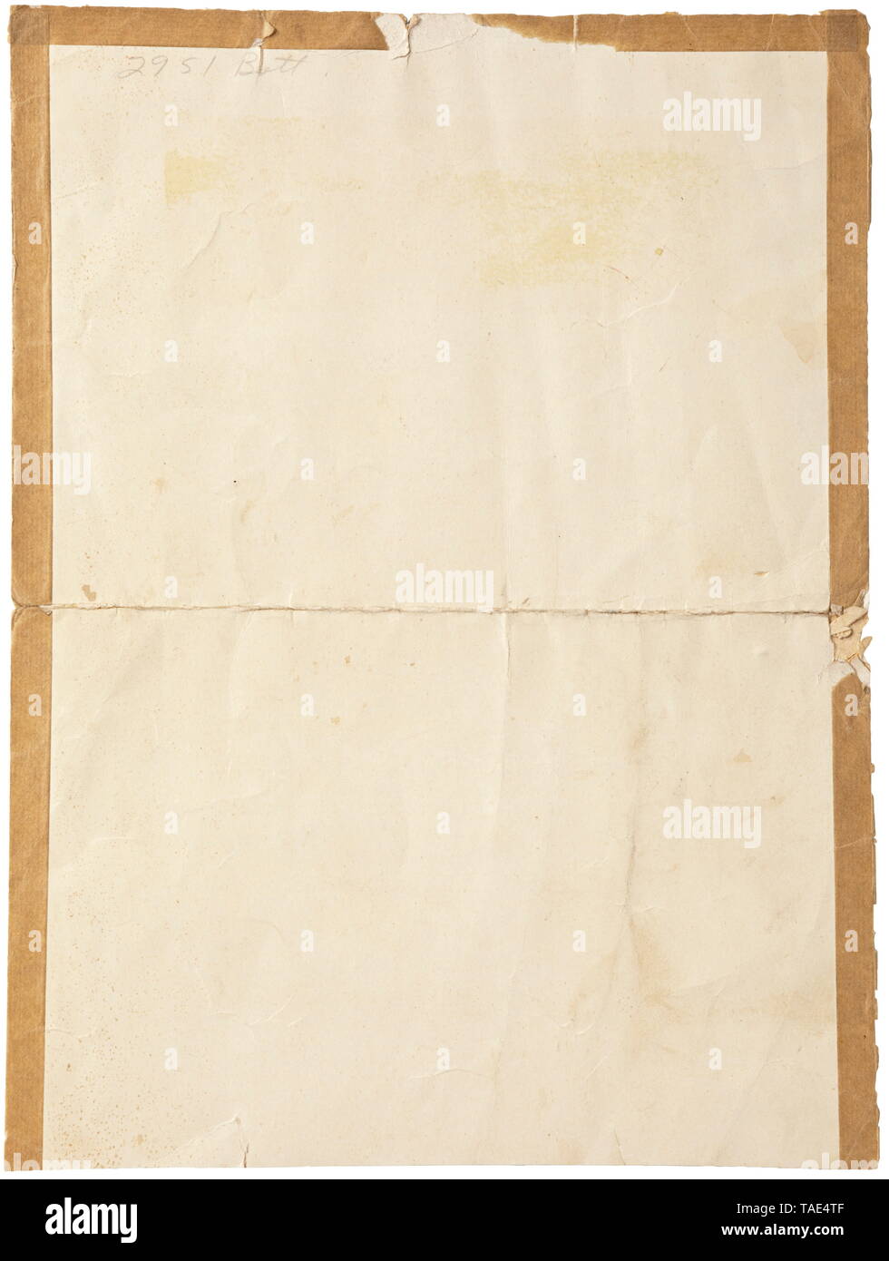 Heinrich Himmler - eine persönliche Auszeichnung Dokument für die Dekoration im Speicher vom 9. November 1923 (Blut) Dokument von cartonnage Papier, oben eine Abbildung des Blutes Um mit Band. Das Zentrum mit Text "Besitz-Zeugnis-Inhaber of this Urkunde, SS-Reichsführer Heinrich Himmler...' (Tr. "Besitz Zertifizierung - Träger dieses Dokument, SS-Reichsführer Heinrich Himmler ...'), November 1933 in München ausgestellt. Unten ist das faksimile Unterschrift von Adolf Hitler. Zentrale Falzmarken sowie edge Risse und Flecken, die Rückseite mit Papier bleibt von einer früheren, Editorial-Use - Nur Stockfoto