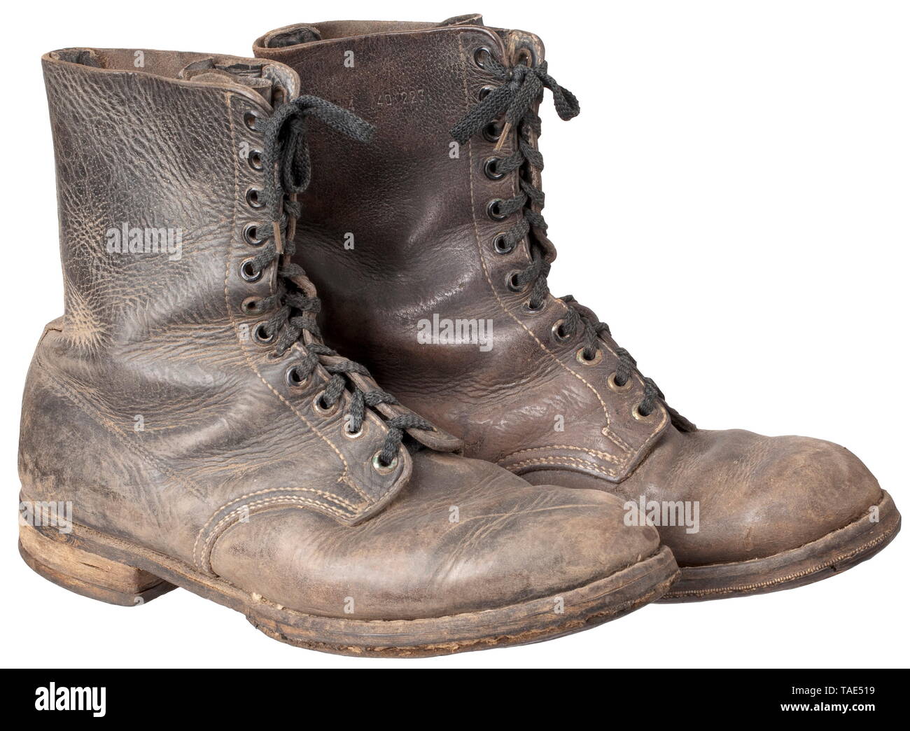 Ein paar Stiefel für Fallschirmjäger 2. Modell mit Front Schnürung glattem schwarzen Leder, der überlagerten Wellen mit offener Schnürung und zwölf Sätzen aus schwarz lackiertem Ösen. Rahmengenähte Gummisohlen mit pre-Naht und Leder Ferse ohne Kerbe durchbohrt. Resoled. Größe Stanzteile "29 4" und "29 5" auf der Innenseite Wellenenden mit zusätzlichen '40 223'. Häufig verwendet. Von großer Seltenheit, die begehrtesten Schuhwerk der Wehrmacht. historischen, geschichtlichen, Luftwaffe, Zweig, Zweige, bewaffneten Service, Streitkräfte, Militaria, Militär, Luftwaffe, Objekt, Objekte, Fotos, Clip, Editorial-Use - Nur Stockfoto