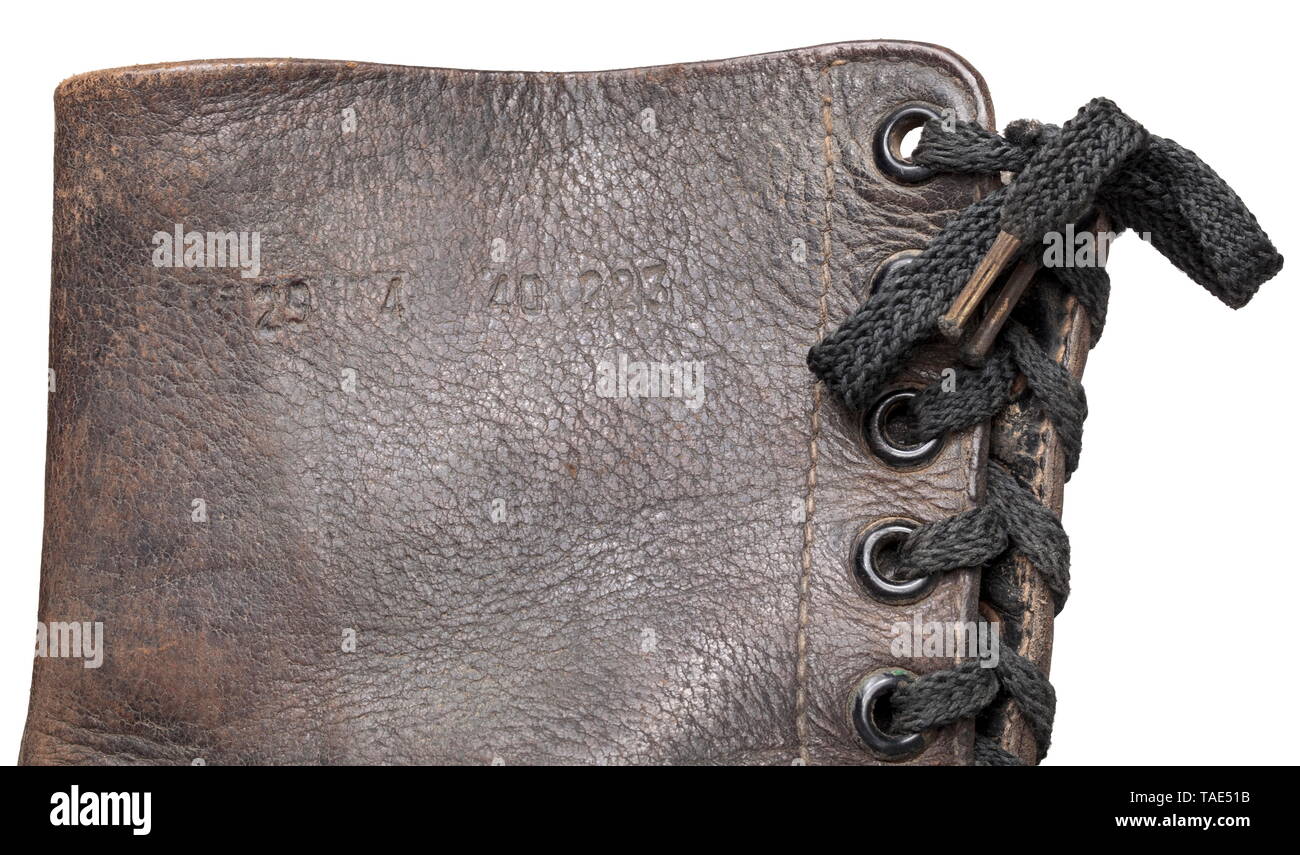 Ein paar Stiefel für Fallschirmjäger 2. Modell mit Front Schnürung glattem schwarzen Leder, der überlagerten Wellen mit offener Schnürung und zwölf Sätzen aus schwarz lackiertem Ösen. Rahmengenähte Gummisohlen mit pre-Naht und Leder Ferse ohne Kerbe durchbohrt. Resoled. Größe Stanzteile "29 4" und "29 5" auf der Innenseite Wellenenden mit zusätzlichen '40 223'. Häufig verwendet. Von großer Seltenheit, die begehrtesten Schuhwerk der Wehrmacht. historischen, geschichtlichen, Luftwaffe, Zweig, Zweige, bewaffneten Service, Streitkräfte, Militaria, Militär, Luftwaffe, Objekt, Objekte, Fotos, Clip, Editorial-Use - Nur Stockfoto