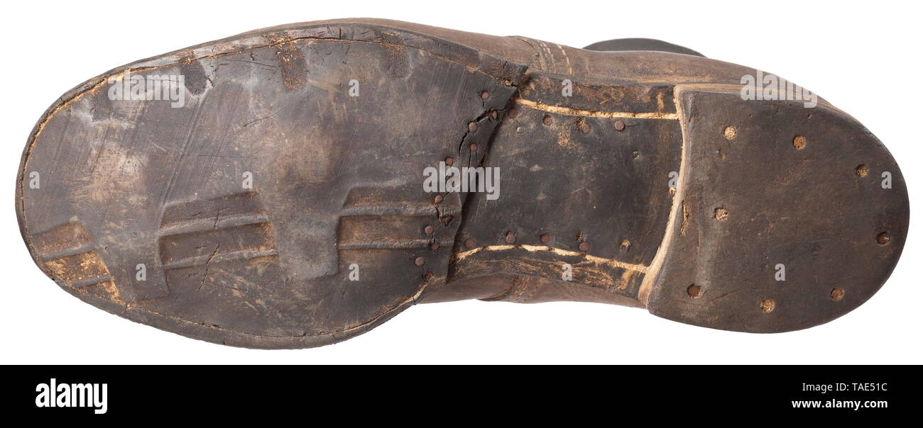 Ein paar Stiefel für Fallschirmjäger 2. Modell mit Front Schnürung glattem schwarzen Leder, der überlagerten Wellen mit offener Schnürung und zwölf Sätzen aus schwarz lackiertem Ösen. Rahmengenähte Gummisohlen mit pre-Naht und Leder Ferse ohne Kerbe durchbohrt. Resoled. Größe Stanzteile "29 4" und "29 5" auf der Innenseite Wellenenden mit zusätzlichen '40 223'. Häufig verwendet. Von großer Seltenheit, die begehrtesten Schuhwerk der Wehrmacht. historischen, geschichtlichen, Luftwaffe, Zweig, Zweige, bewaffneten Service, Streitkräfte, Militaria, Militär, Luftwaffe, Objekt, Objekte, Fotos, Clip, Editorial-Use - Nur Stockfoto