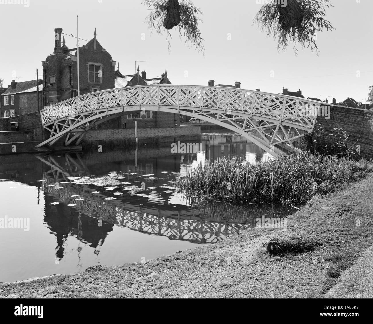 Chinesische Brücke über den Fluss Great Ouse an den Wehren in Godmanchester Cambridgeshire England Stockfoto
