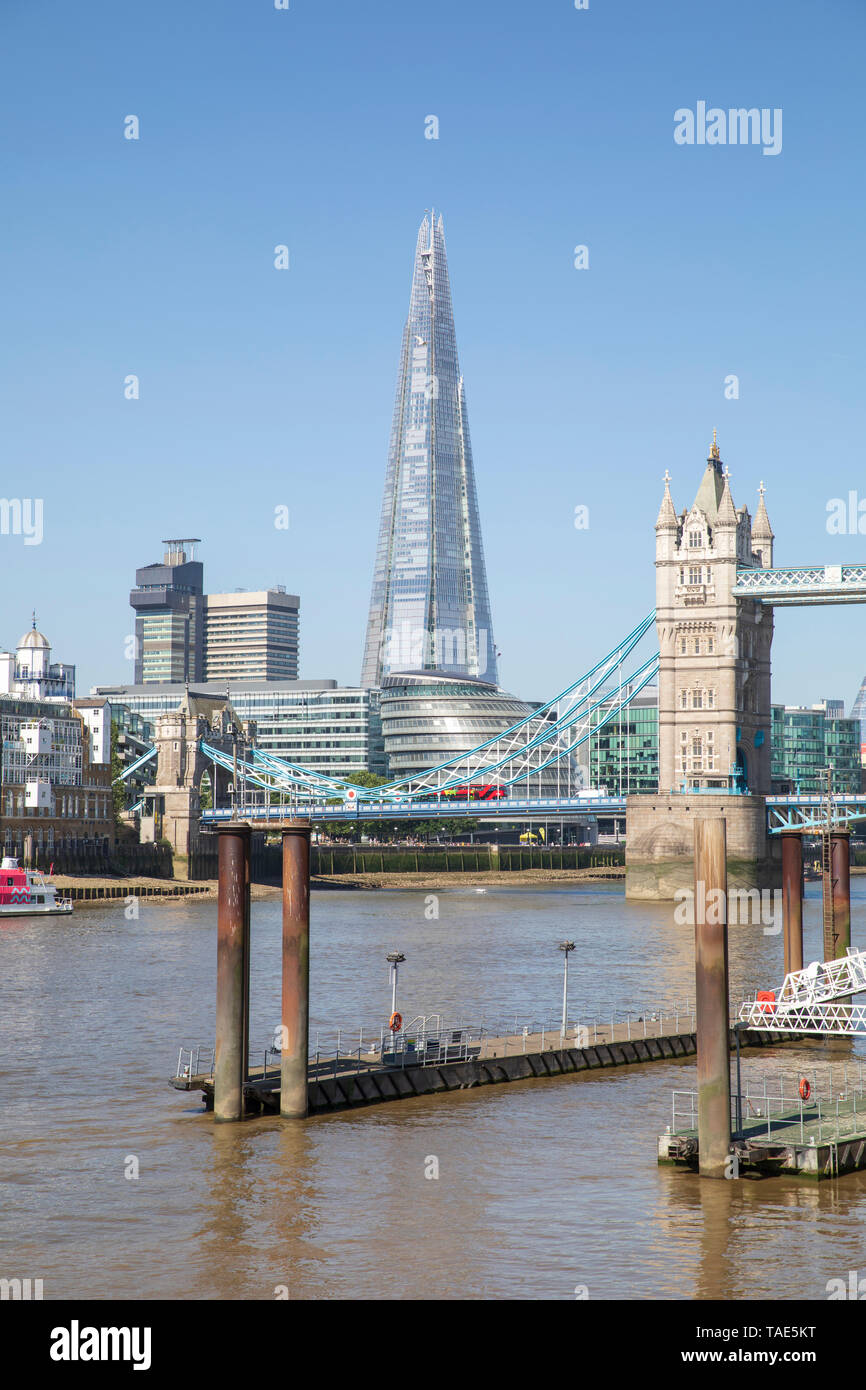 Der Shard & Tower Bridge (Detail) von Wapping gesehen. Stockfoto