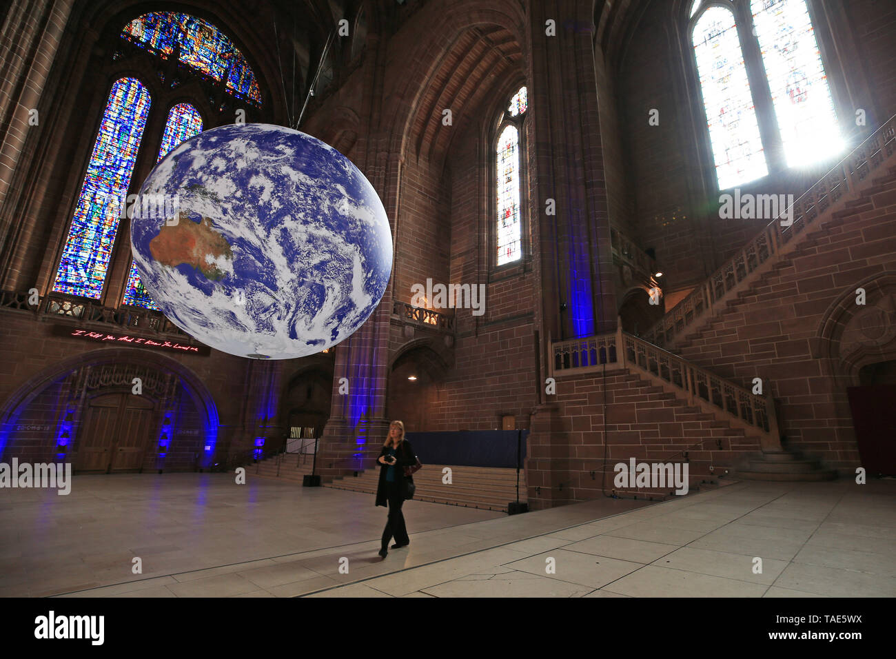 Gaia, ein 23 ft Replik des Planeten Erde hängt, auf der Kathedrale von Liverpool vor der Stadt River Festival. Die große Installation, erstellt von der britische Künstler Luke Jerram, verfügt über genaue und detaillierte Bilder von der NASA und ist auf dem Display zum ersten Mal irgendwo in der Welt. Stockfoto