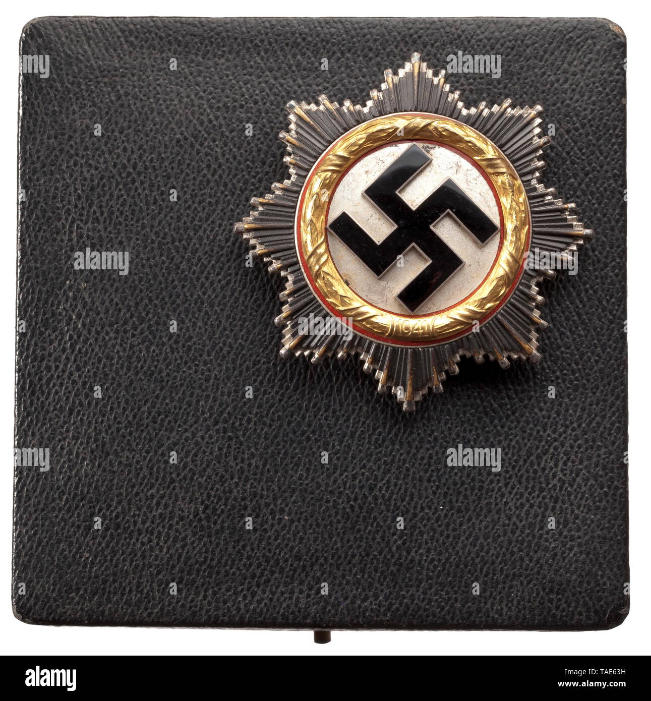Ein Deutsches Kreuz in Gold in seiner Verleihung Fall Teekocher C.F. Zimmermann, Pforzheim Licht. Mehrteilige herstellen, Kranz mit feinen Vergoldung, unbeschädigte Emaillieren. Nadel mit einem Stempel "20", die die Anzahl der zugewiesenen Zimmermann von der Präsidialkanzlei. Vier hohlen Nieten an der Rückseite. Minimale Gebrauchsspuren. Breite 62 mm. Gewicht 45,5 g. Kommt mit seinem schwarzen Preisverleihung bei kontinuierlichen goldenen Rand. Abmessungen 105 x 105 mm. historischen, historische, 20. Jahrhundert, Additional-Rights - Clearance-Info - Not-Available Stockfoto