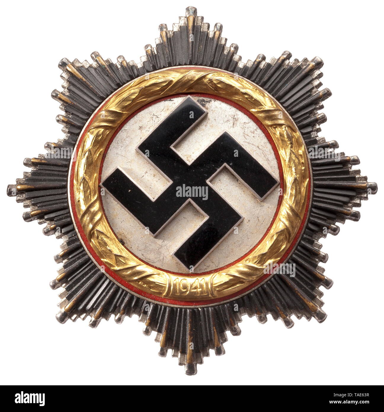 Ein Deutsches Kreuz in Gold in seiner Verleihung Fall Teekocher C.F. Zimmermann, Pforzheim Licht. Mehrteilige herstellen, Kranz mit feinen Vergoldung, unbeschädigte Emaillieren. Nadel mit einem Stempel "20", die die Anzahl der zugewiesenen Zimmermann von der Präsidialkanzlei. Vier hohlen Nieten an der Rückseite. Minimale Gebrauchsspuren. Breite 62 mm. Gewicht 45,5 g. Kommt mit seinem schwarzen Preisverleihung bei kontinuierlichen goldenen Rand. Abmessungen 105 x 105 mm. historischen, historische, 20. Jahrhundert, Additional-Rights - Clearance-Info - Not-Available Stockfoto