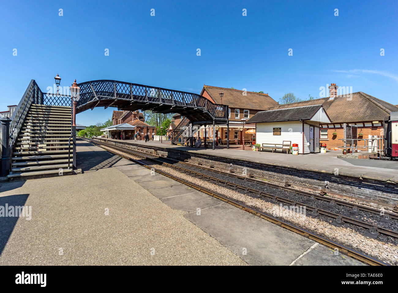 Das Bahnhofsgebäude und über die Brücke an der Bluebell Railway an der Sheffield Park Station im East Surrey England Großbritannien Stockfoto