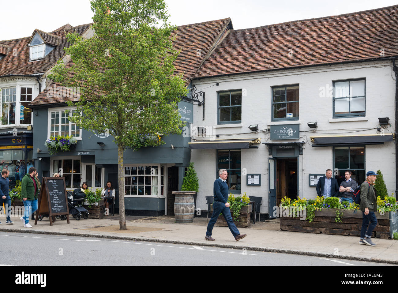 Samstagskäufer vor dem Churchill Tap und den Chequers, zwei Pubs nebeneinander in der High Street, Marlow, Buckinghamshire, England. Stockfoto