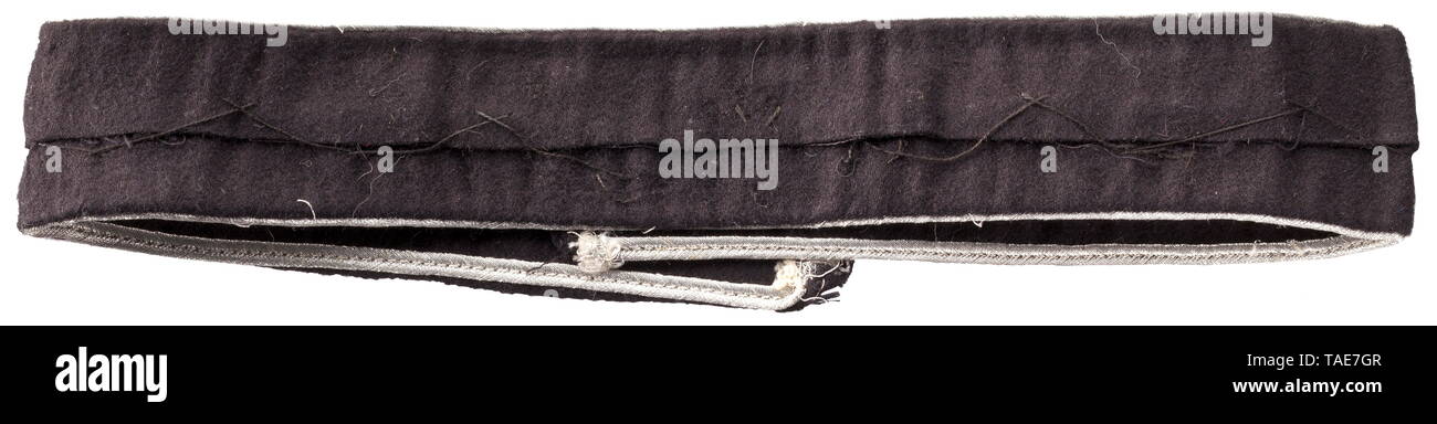 Eine Manschette Titel "Führerhauptquartier" 2. Modell Schwarz Band der schönen Abzeichen Tuch mit Silber - gestickte Inschrift in Sütterlin script, genäht silber rand Geflecht. Nicht verwendete, Länge ca. 46 cm. Diese Manschette Titel wurde getragen von 1941 von allen inneren Mitarbeiter der Hauptsitz des Führers. Das 2. Modell korrespondierte mit der Art der Manschette Titel "Großdeutschland" Regiment ausgestellt. Eine extrem seltene Manschette Titel. historischen, historische, 20. Jahrhundert, Editorial-Use - Nur Stockfoto