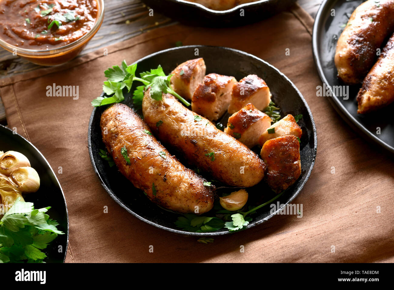 Leckere hausgemachte Bratwurst auf schwarze Platte Stockfoto