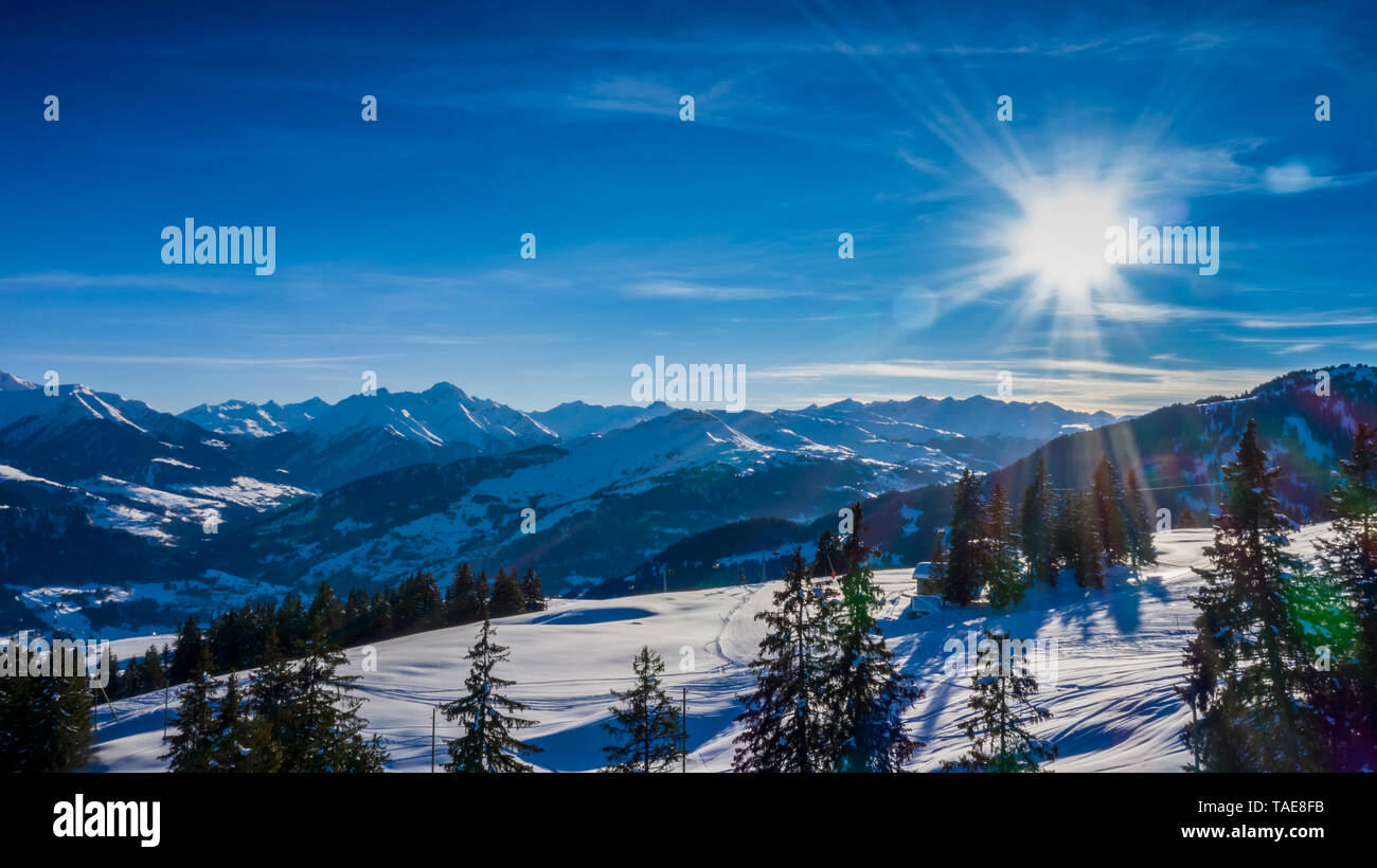 Luftaufnahme Winterlandschaft in den Alpen mit Mountain Chalet bei Sonnenuntergang in der Schweiz im Winter mit viel Schnee. Laax Stockfoto