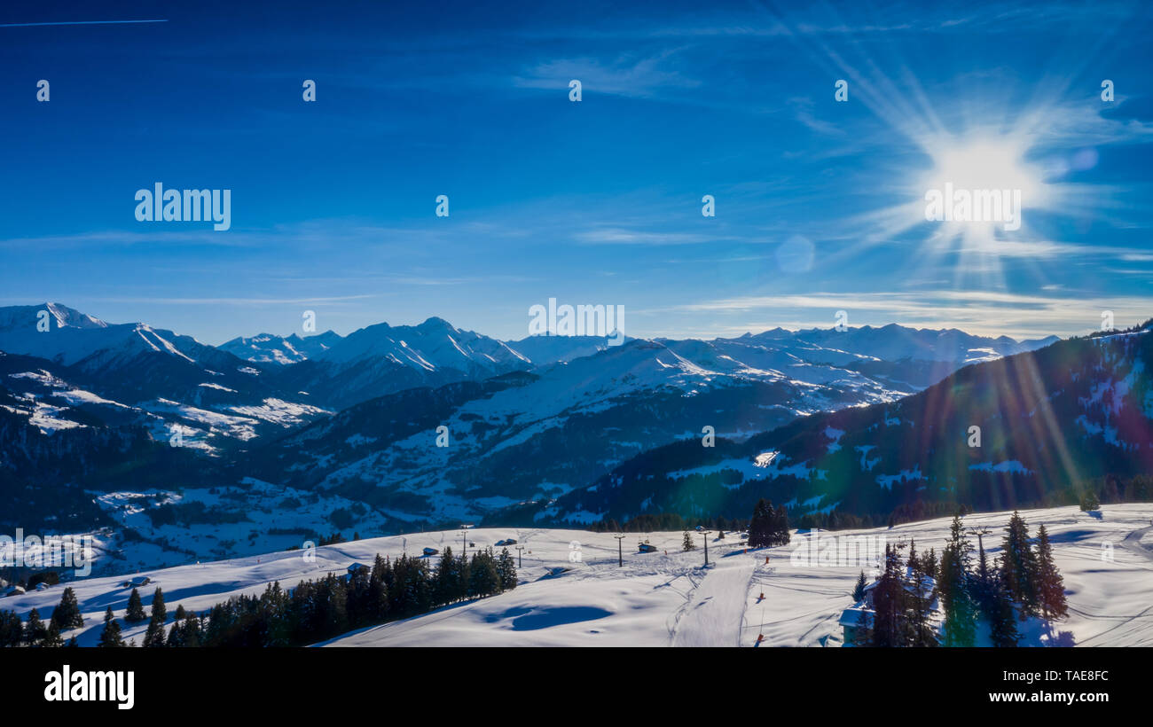 Luftaufnahme Winterlandschaft in den Alpen mit Mountain Chalet bei Sonnenuntergang in der Schweiz im Winter mit viel Schnee. Laax Stockfoto