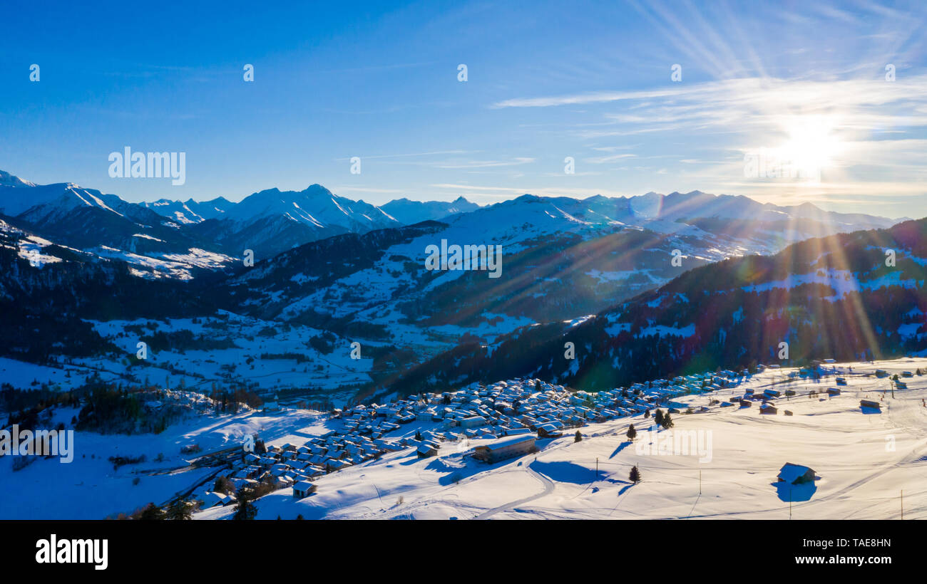 Luftaufnahme von townwith schneebedeckten Dächern. Dorf in der Schweiz im Winter mit viel Schnee. Laax Stockfoto