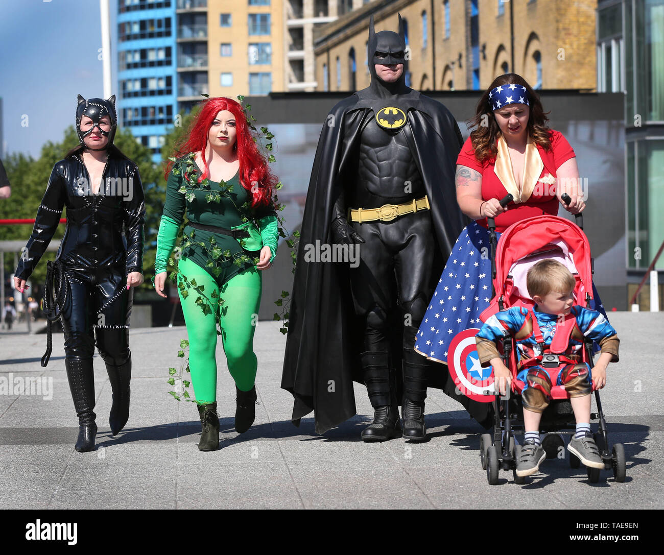 Comic-figur Enthusiasten (von links nach rechts) Cassie Cook-Mc, Paige Cormick McCormick, David Gooding, Emma Melling, und Dominic Gooding vom Bournemouth für den ersten Tag von MCM Comic Con im ExCel London in Canning Town, East London. Stockfoto