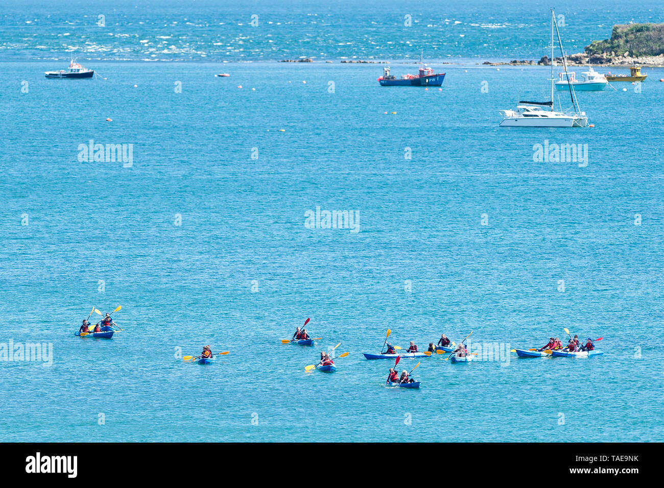 Junge Menschen, die sich in Wasser Aktivitäten im Meer in Swanage Bay in Dorset, Großbritannien, während eines heißen und sonnigen Tag am 22. Mai 2019. Stockfoto