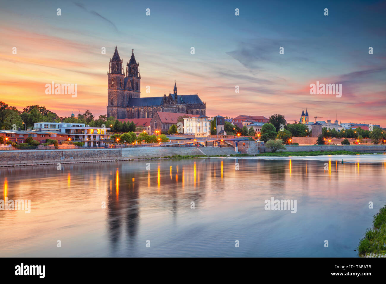 Magdeburg, Deutschland. Stadtbild Bild von Magdeburg, Deutschland mit Reflexion der Stadt in der Elbe, während des Sonnenuntergangs. Stockfoto