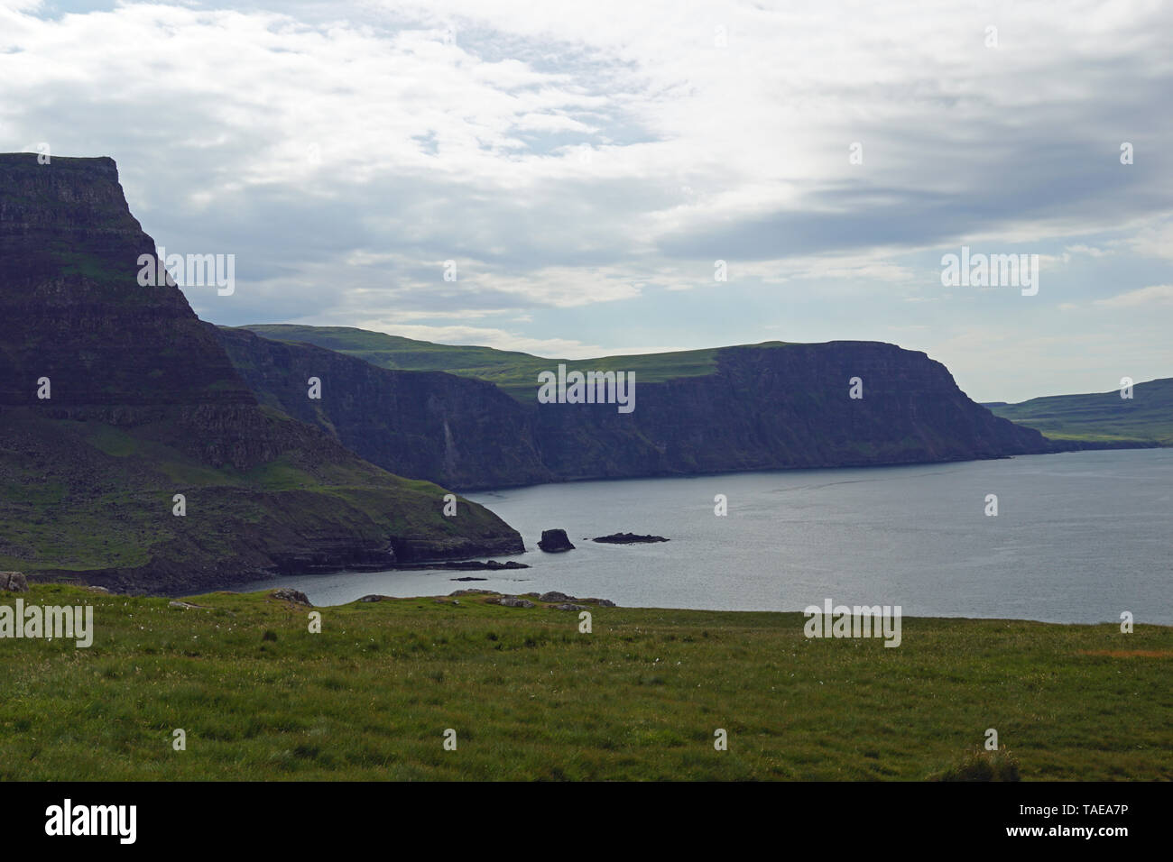 Neist Point ist eine kleine Halbinsel auf der schottischen Insel Skye und sein Leuchtturm ist der westlichste Punkt der Insel. Stockfoto