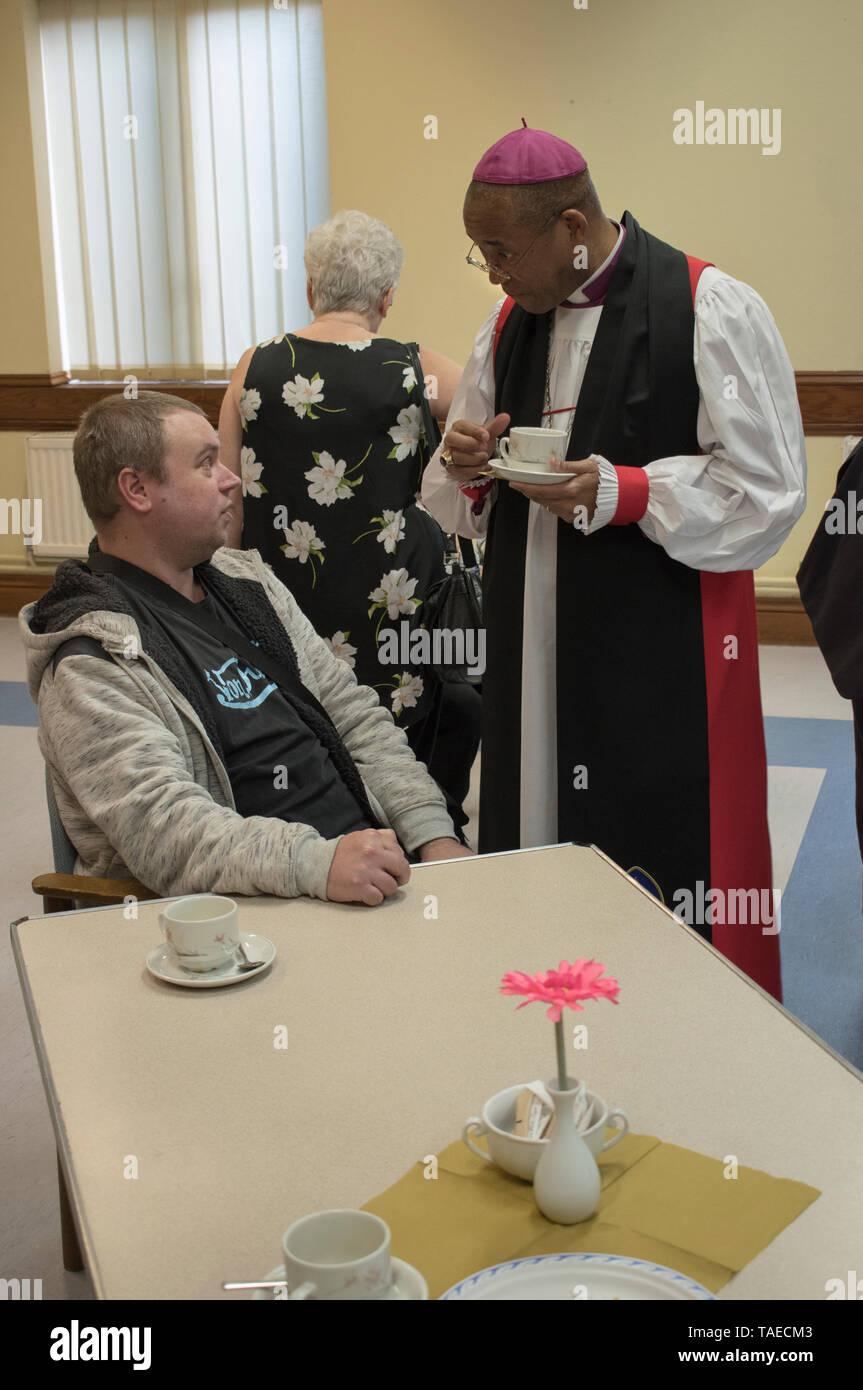 Rt. Pfr. Dr. Musonda Trevor Selwyn Mwamba, Vikar der St. Margarets Barking Essex Chatten mit Menschen vor Ort in der Kirche. 2010 s. 2019 UK HOMER SYKES Stockfoto