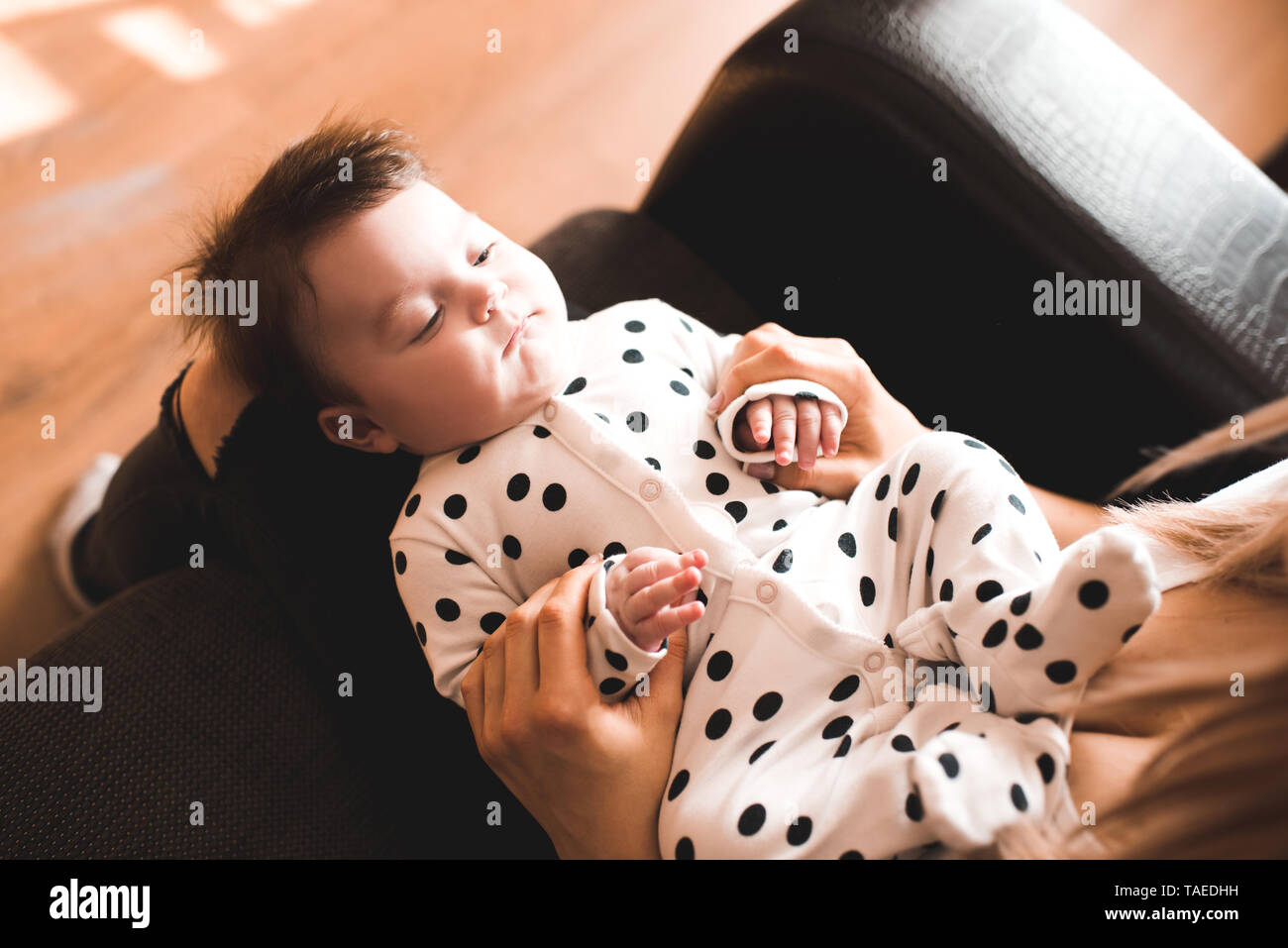 Mutter mit Baby im Bett ganz nah. Die Mutterschaft. Mutterschaft. Stockfoto