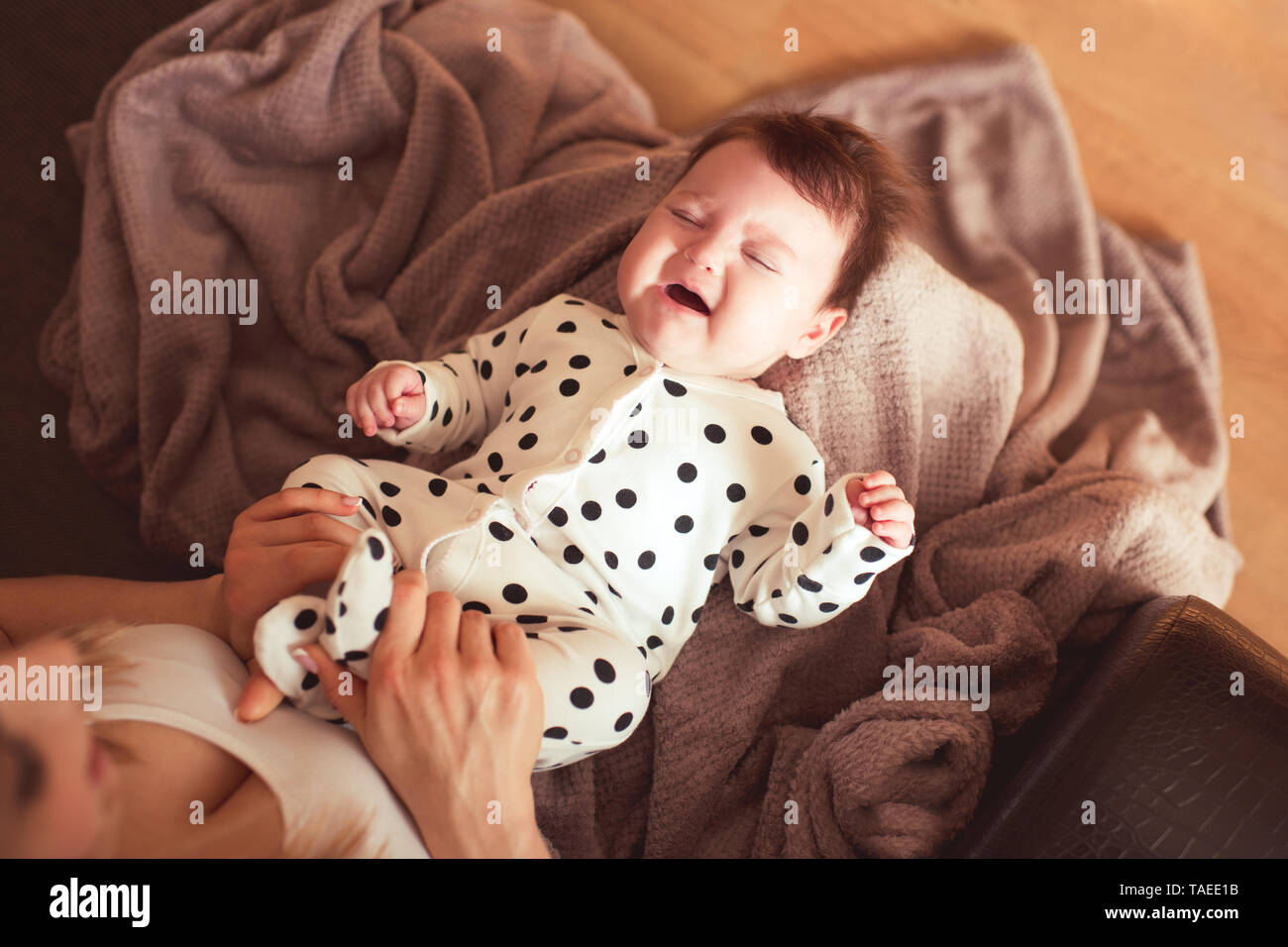 Baby schreien auf Mutter im Zimmer. Die Mutterschaft. Magenschmerzen. Stockfoto