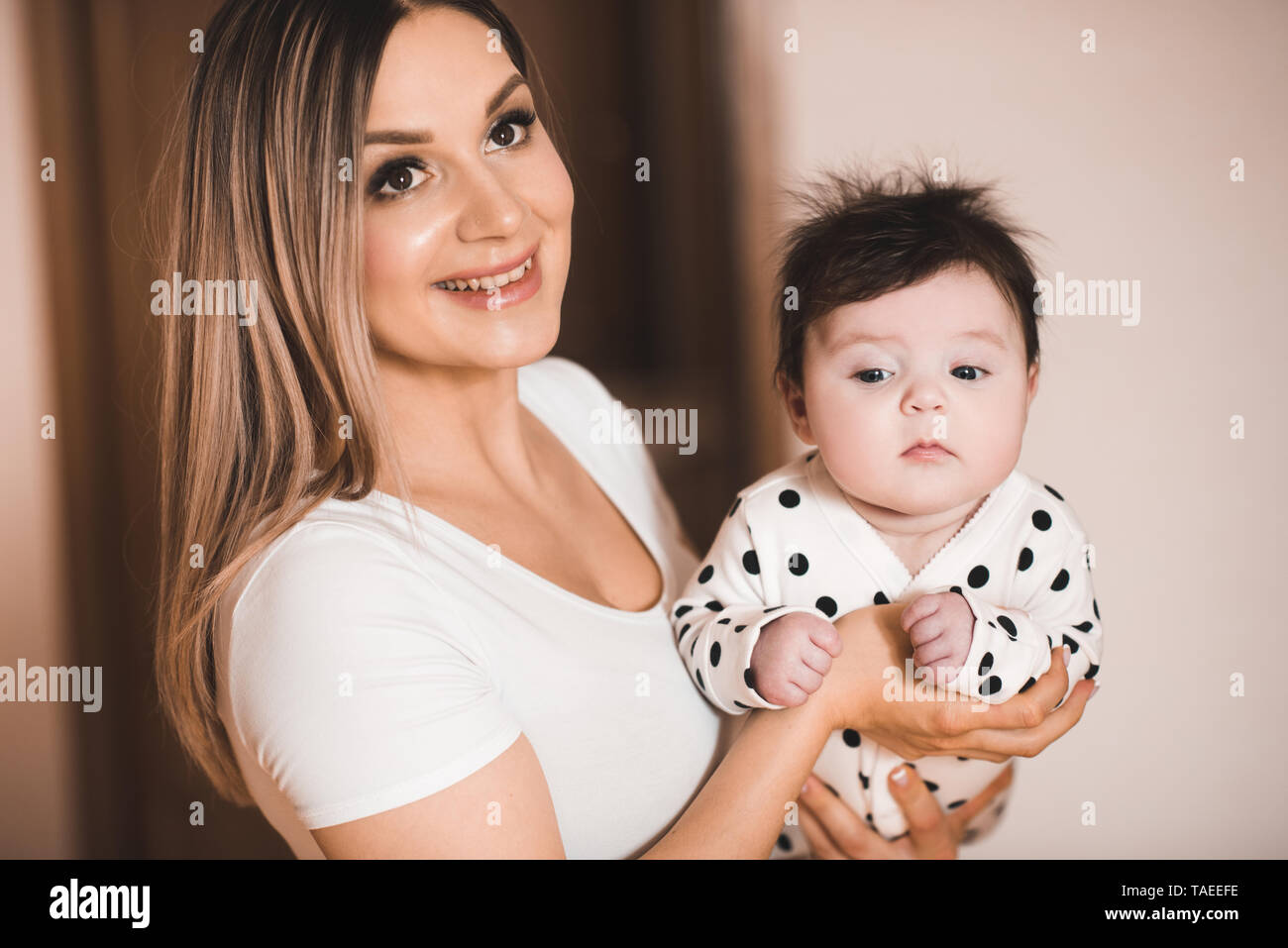 Frau mit Baby im Zimmer Nahaufnahme. Die Mutterschaft. Mutterschaft. Stockfoto