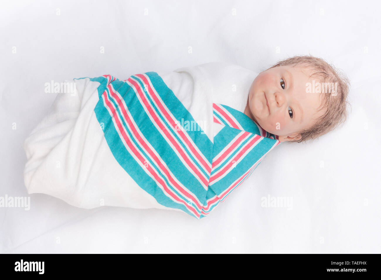 Neugeborene Reborn gepuckte in einem Krankenhaus Decke. Reborn Baby Puppe. Vinyl sculpt, Coco Malu von Eliza Marx. Stockfoto