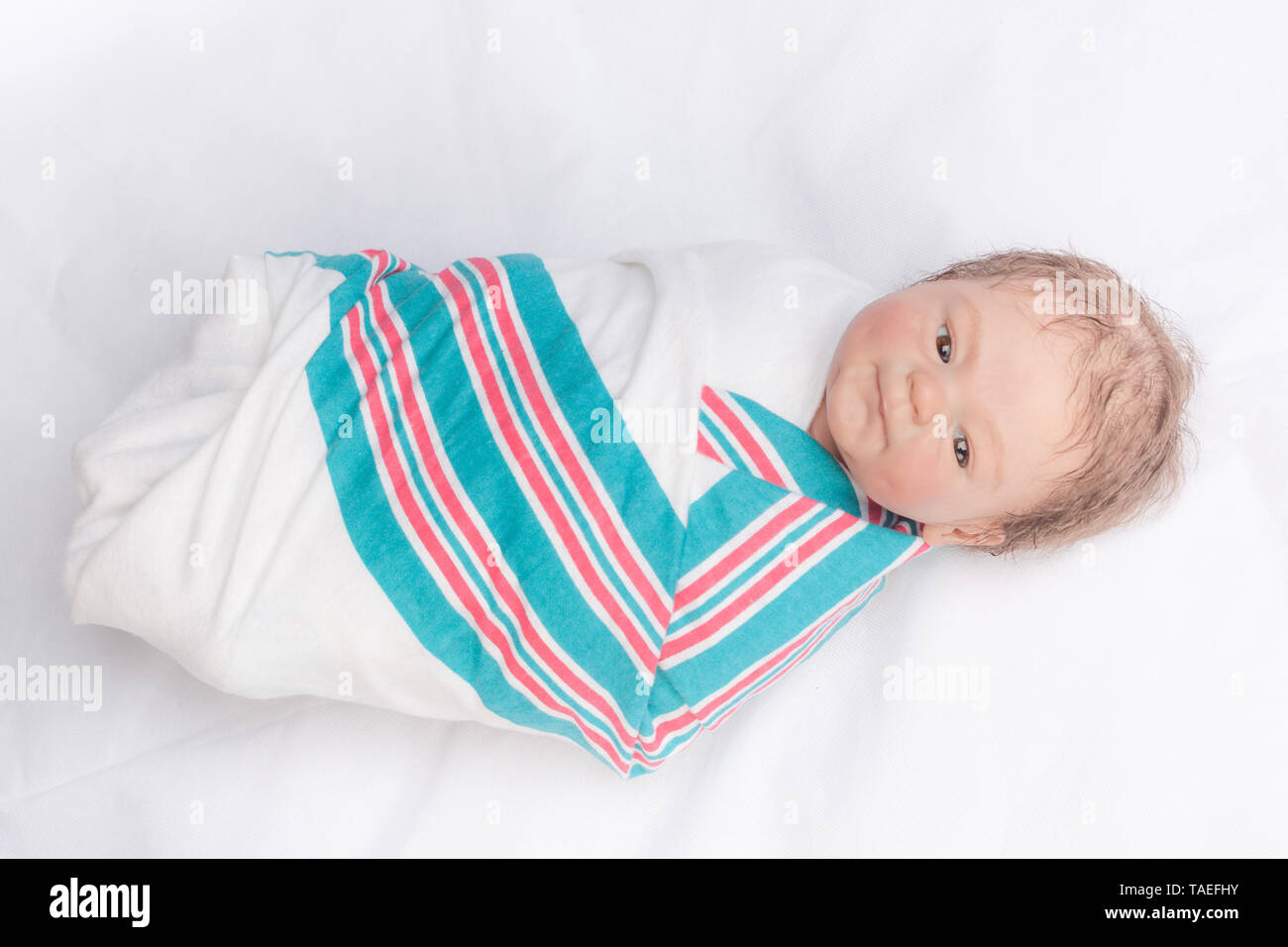 Neugeborene Reborn gepuckte in einem Krankenhaus Decke. Reborn Baby Puppe. Vinyl sculpt, Coco Malu von Eliza Marx. Stockfoto