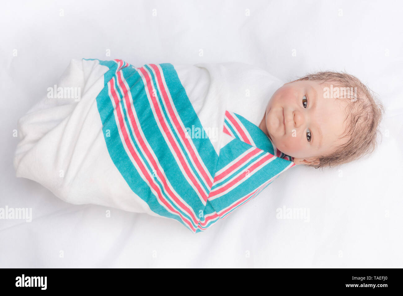 Neugeborene Reborn gepuckte in einem Krankenhaus Decke. Reborn Baby Puppe. Vinyl sculpt, Coco Malu von Eliza Marx. Stockfoto