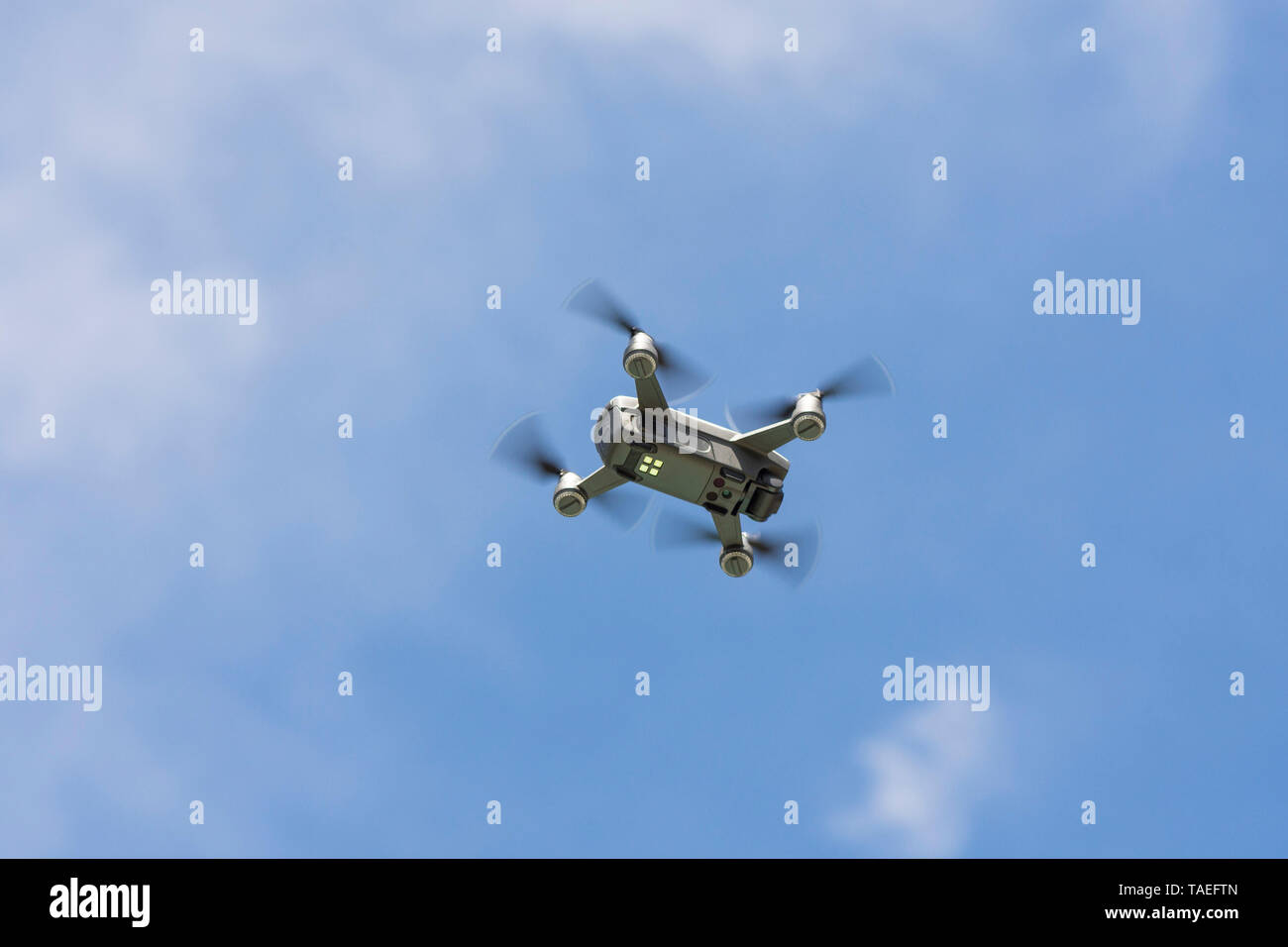 Drone copter, DJI Funken fliegen mit dem hochauflösenden Digitalkamera, schweben im Himmel. Stockfoto