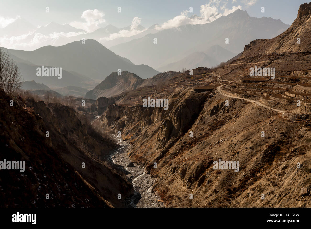 Nebligen bergen. Morgen im Himalaya, untere Mustang. Nepal, Annapurna Conservation Area Stockfoto