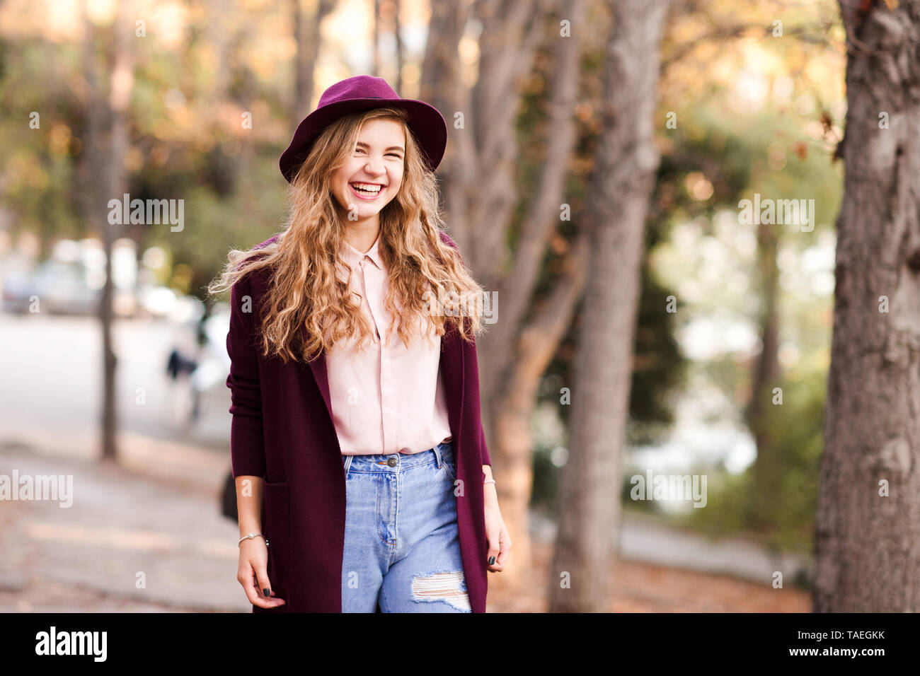Lächelnd jugendlich Mädchen 14-16 Jahre alten tragen stilvolle Jacke und Hut Wandern im Park Nahaufnahme. Teenagerhood. Stockfoto