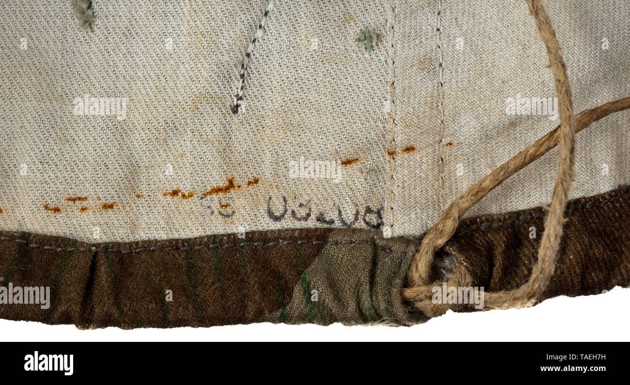 Eine Abdeckung für einen Stahlhelm in splinter Tarnmuster Abdeckung der Aufdruck Baumwolle Material, Splinter camouflage Muster auf der Außenseite, innen weiss. Die Außenseite mit sieben separaten attachment Loops, das Halteband mit dem Paket Garn ersetzt. Seitliche Größe - und Teekocher Stempeln "58 03208". historischen, geschichtlichen, Armee, Streitkräfte, Bundeswehr, Militär, Militaria, Objekt, Objekte, Stills, Clipping, Clippings, Ausschneiden, Ausschnitten, 20. Jahrhundert, Editorial-Use - Nur Stockfoto