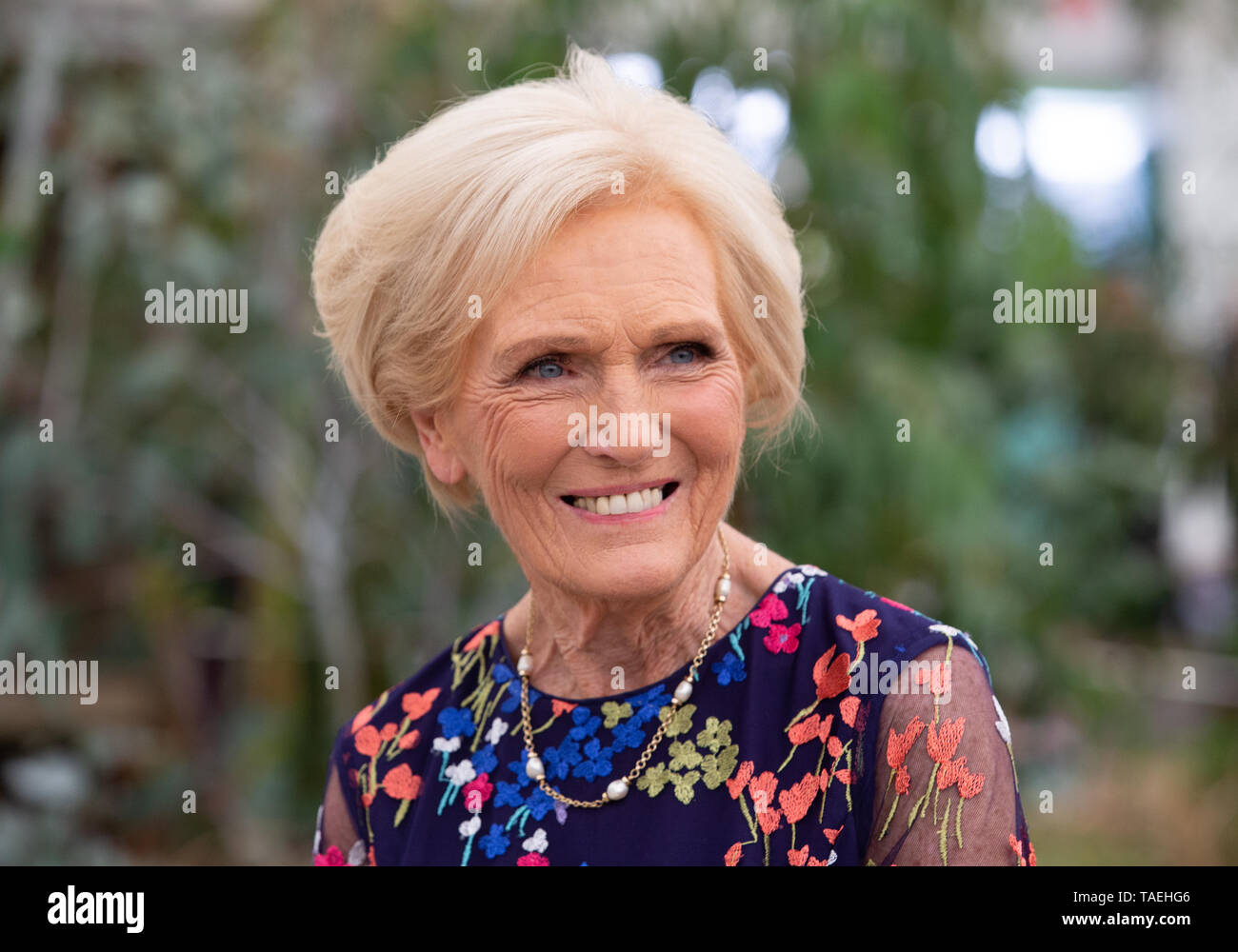 Maria Berry, britische Küche Autorin und Fernsehmoderatorin, an der RHS Chelsea Flower Show. Sie präsentierte "Der Große Britische Bake-Off" in der BBC. Stockfoto