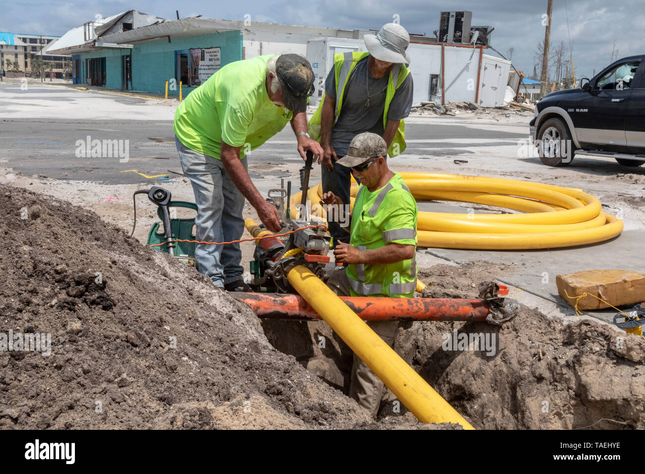 Mexiko Strand, Florida - Arbeiter ein Erdgas ersetzen Zeile sieben Monate nach der Stadt durch den Hurrikan Michael verwüstet wurde. Stockfoto