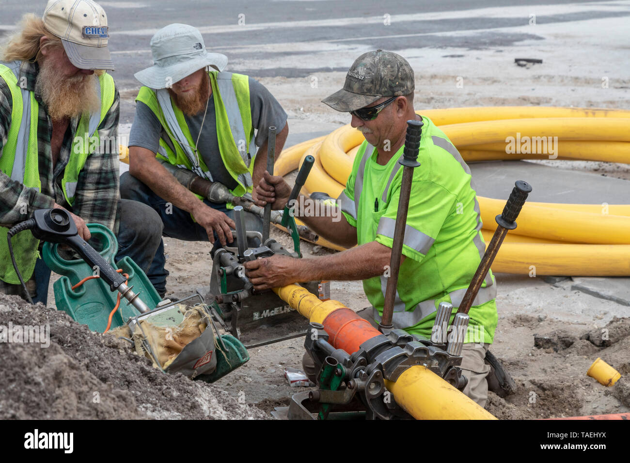 Mexiko Strand, Florida - Arbeiter ein Erdgas ersetzen Zeile sieben Monate nach der Stadt durch den Hurrikan Michael verwüstet wurde. Stockfoto