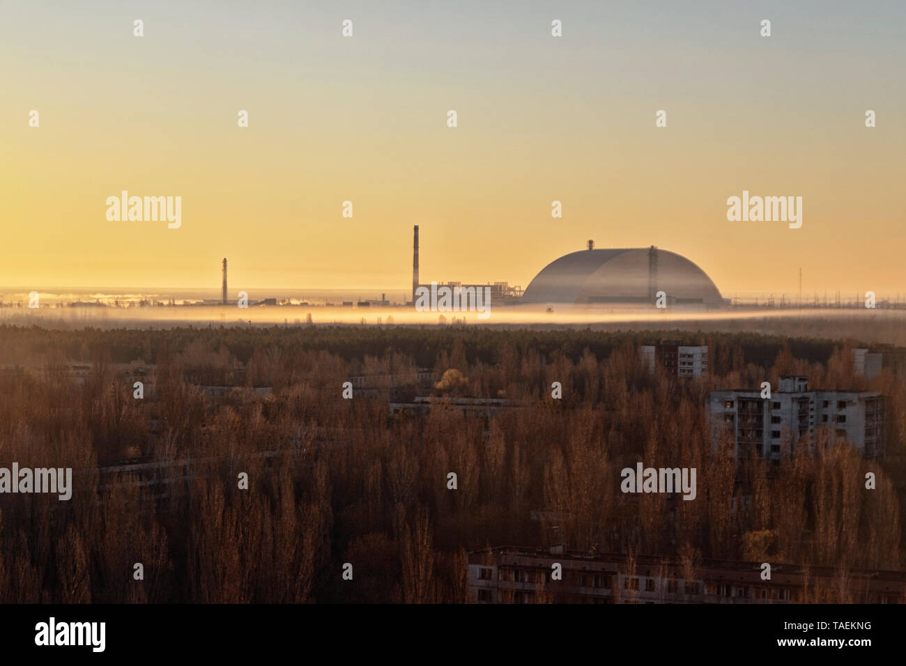 Blick auf die Stadt Pripyat, Ukraine, innerhalb der Sperrzone von Tschernobyl, mit der Reaktor von Tschernobyl im Hintergrund Stockfoto