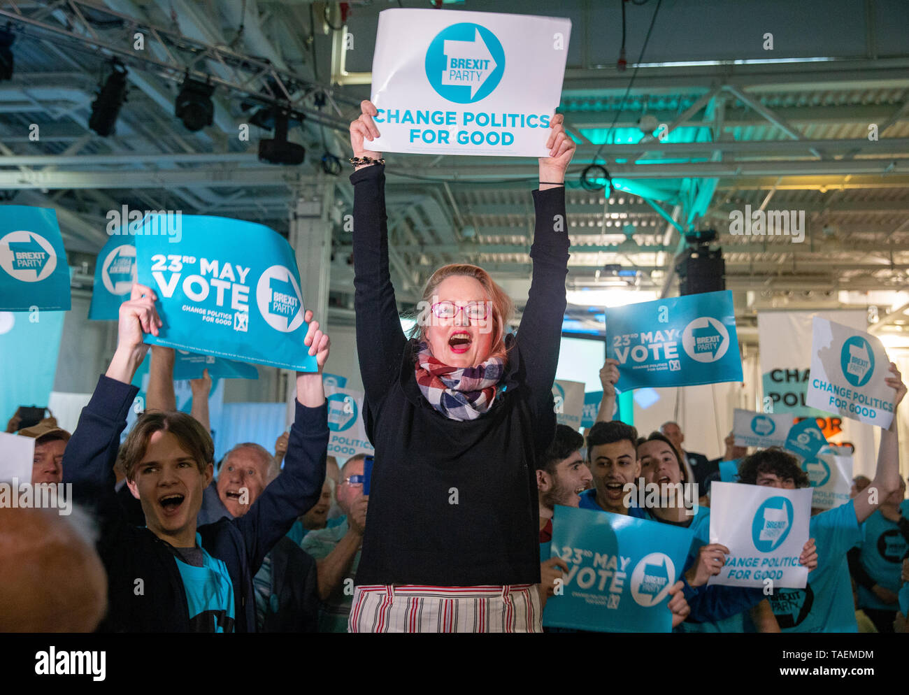 Unterstützer an Der Brexit Teil Abschlusskundgebung am Kensington, Olympia. Die Zeichen lesen ' ändern Politik für gute'. und '23 Kann die Brexit Partei'. Stockfoto