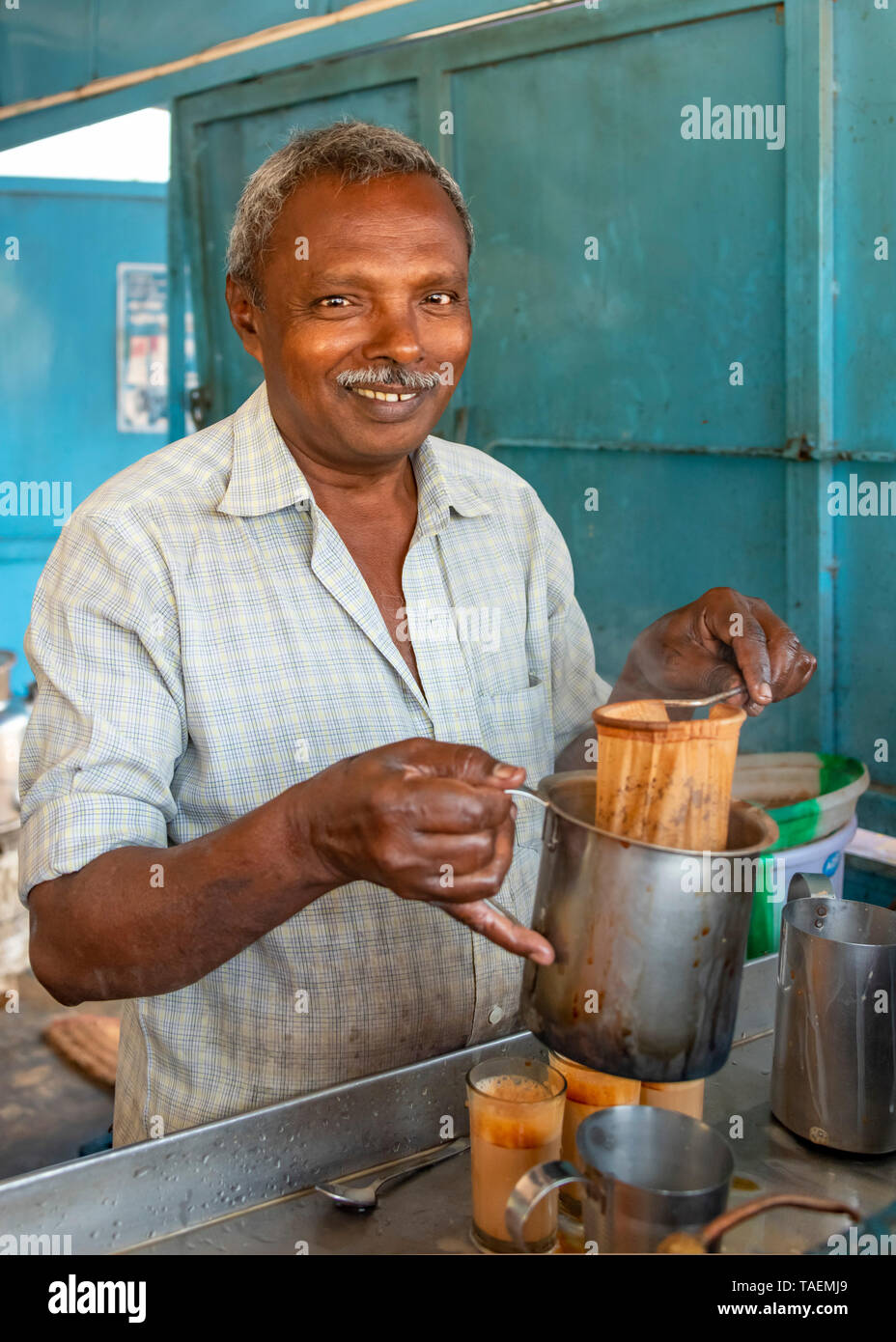 Vertikale Porträt eines Mannes, die traditionelle Kaffee oder Chai in Indien. Stockfoto