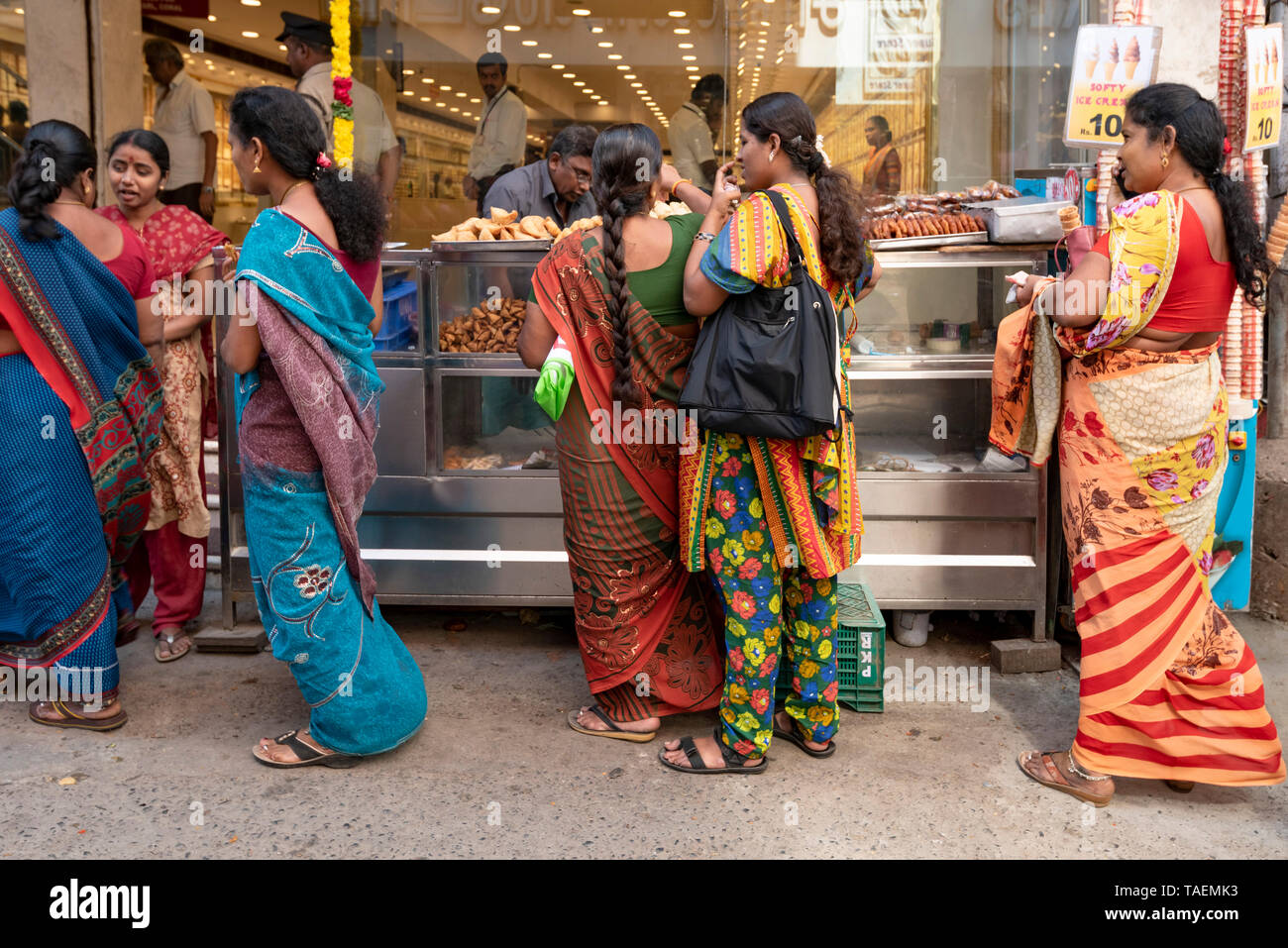 Horizontale Ansicht der Damen, die in der Warteschlange zu einem streetfood in Indien. Stockfoto