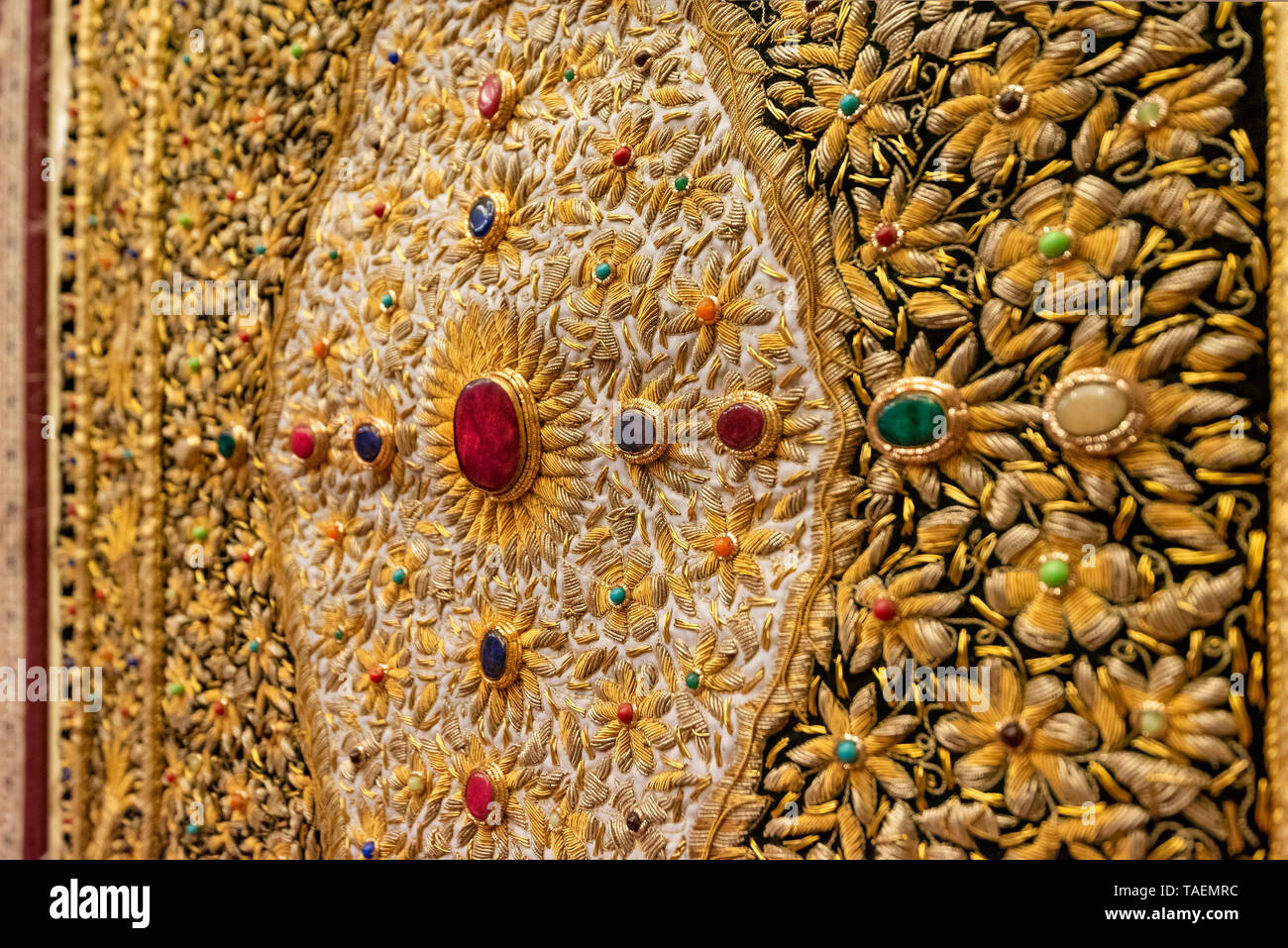 Horizontale Nahaufnahme von einer Gold gestickte Wandbehang in Indien. Stockfoto